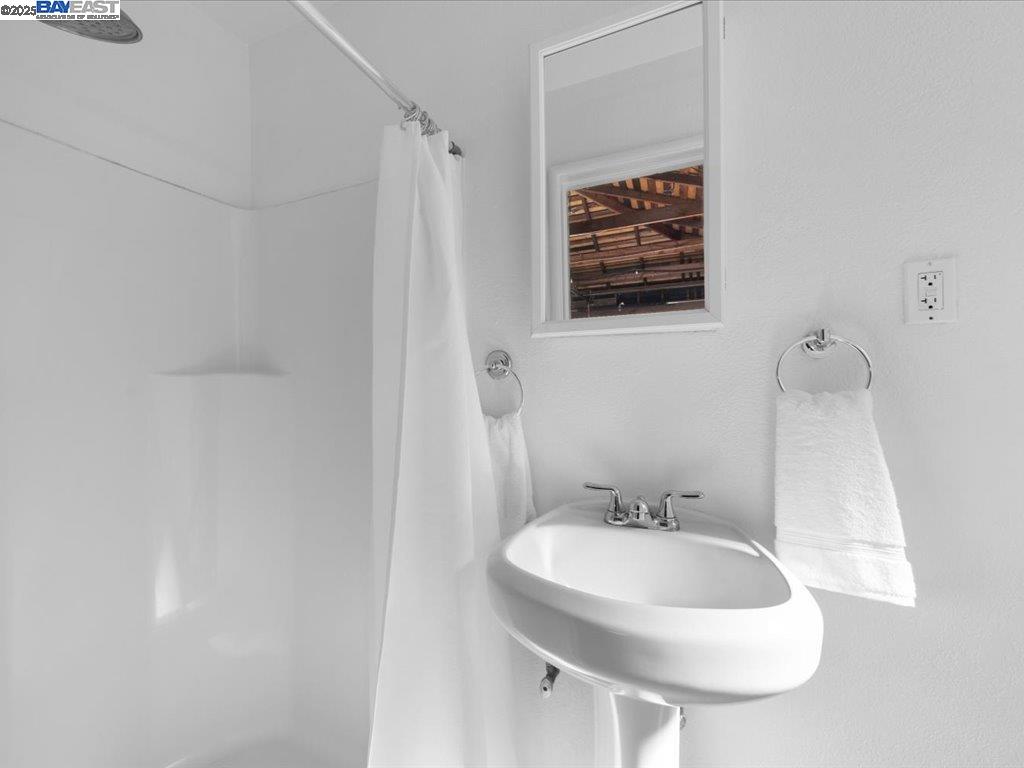 Detail Gallery Image 34 of 44 For 2457 San Carlos Ave, Castro Valley,  CA 94546 - 3 Beds | 2 Baths