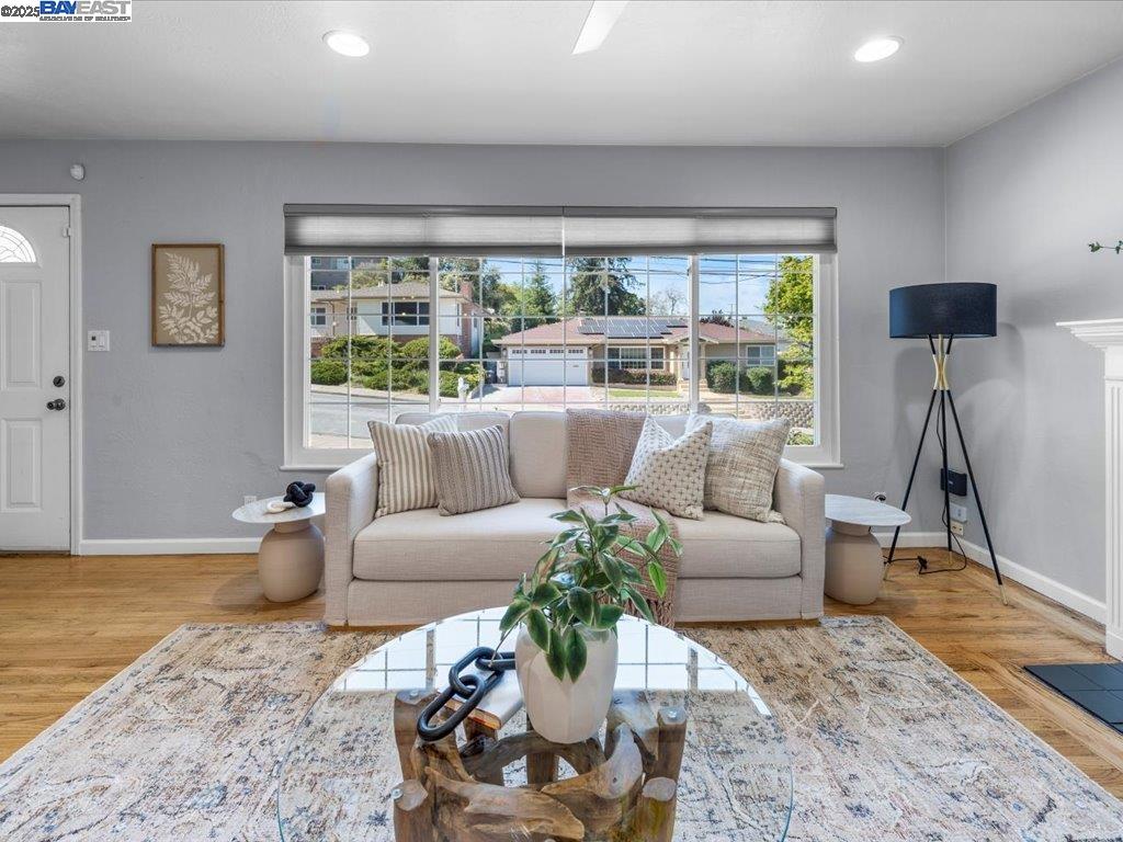 Detail Gallery Image 5 of 44 For 2457 San Carlos Ave, Castro Valley,  CA 94546 - 3 Beds | 2 Baths