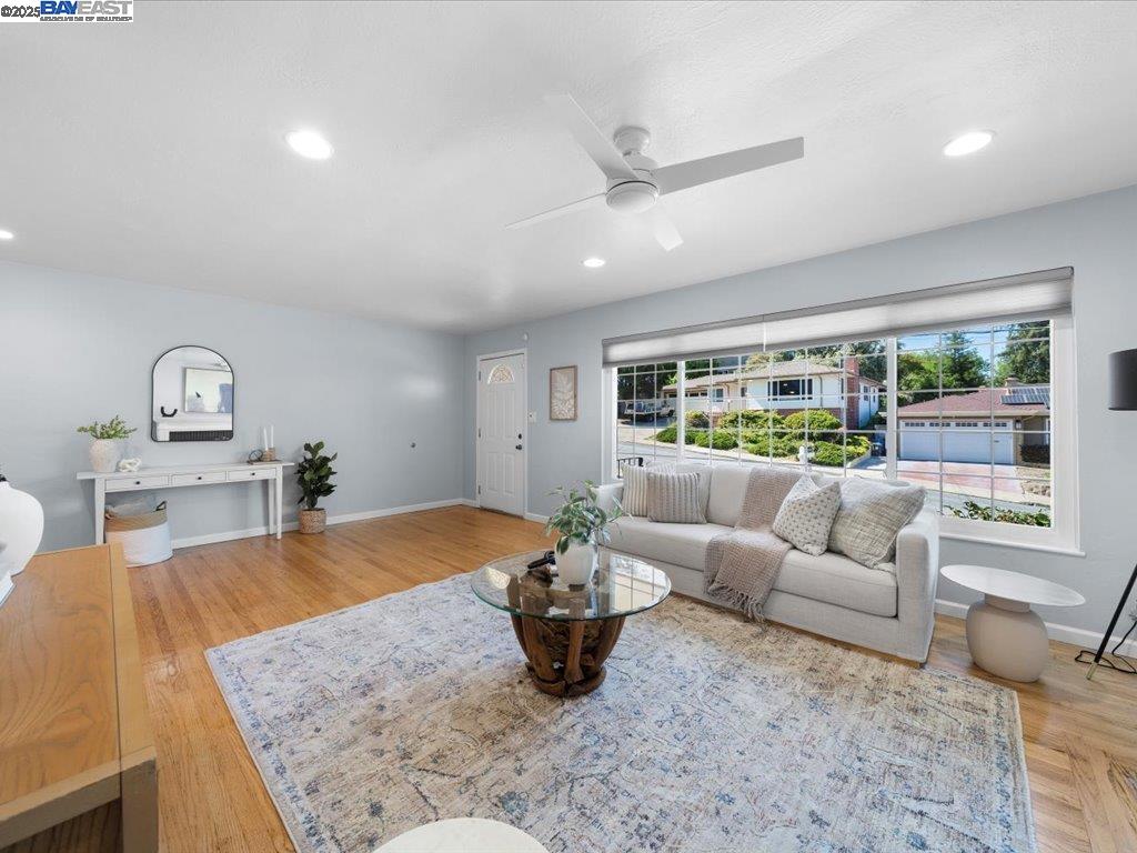 Detail Gallery Image 9 of 44 For 2457 San Carlos Ave, Castro Valley,  CA 94546 - 3 Beds | 2 Baths