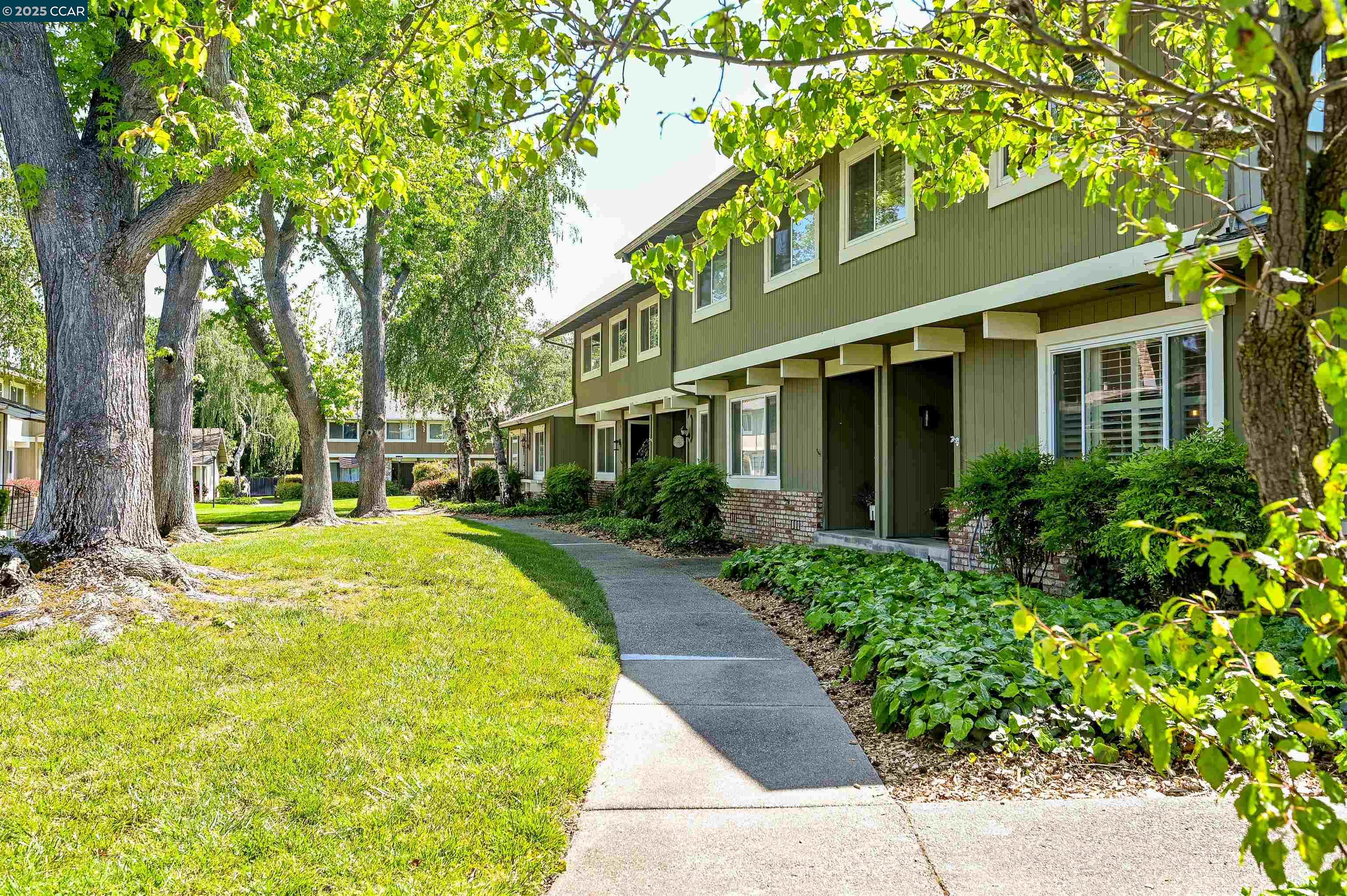 More Details about MLS # 41095275 : 1452 GREENLAWN DR