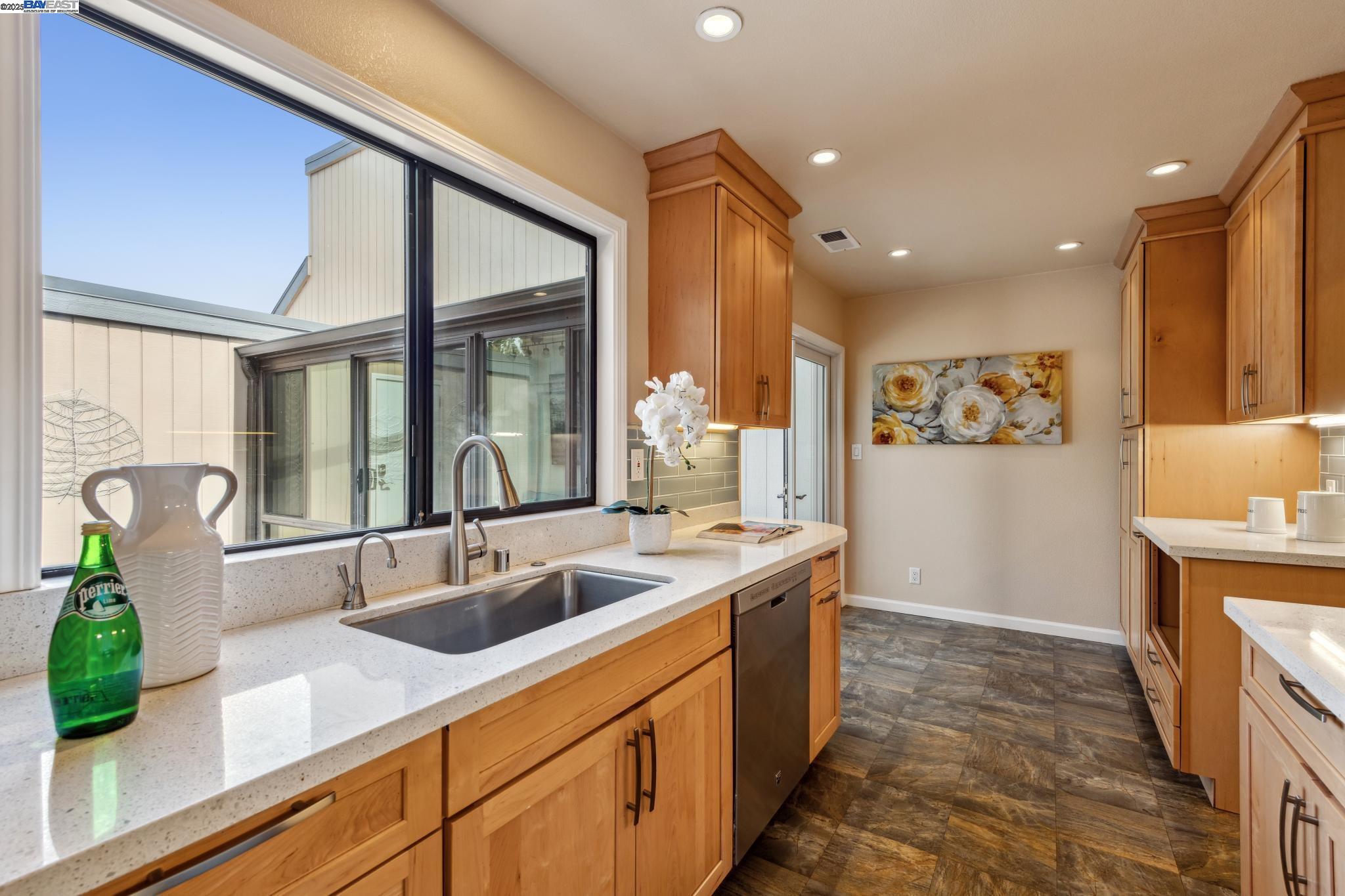 Detail Gallery Image 14 of 53 For 1083 Mangrove Ln, Alameda,  CA 94502 - 2 Beds | 2 Baths