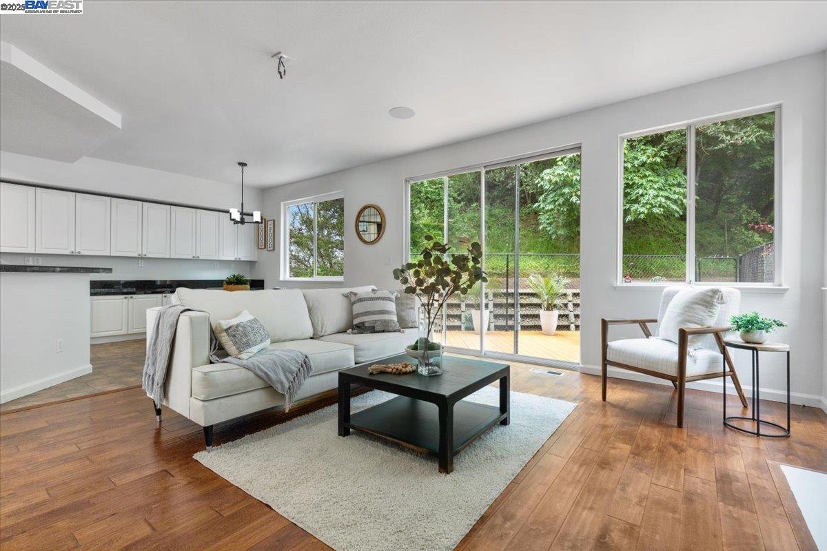 Detail Gallery Image 8 of 41 For 20578 Crow Creek Rd, Castro Valley,  CA 94552 - 4 Beds | 3 Baths