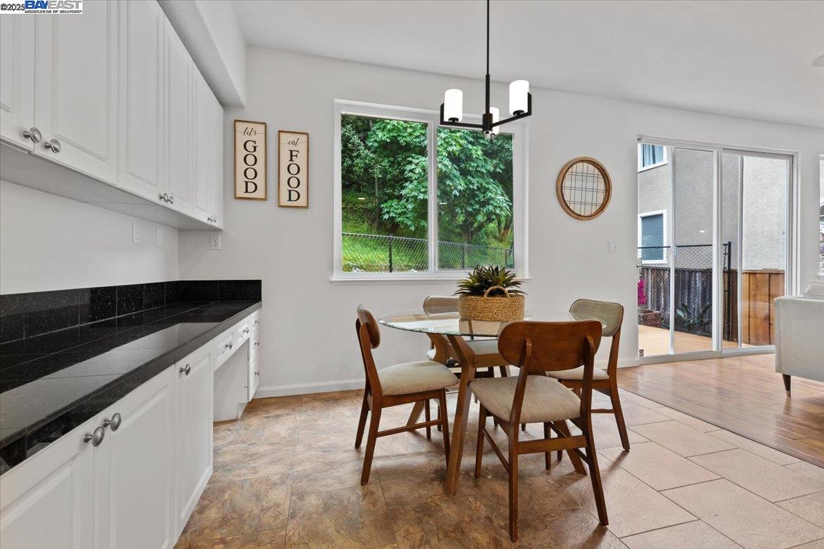 Detail Gallery Image 9 of 41 For 20578 Crow Creek Rd, Castro Valley,  CA 94552 - 4 Beds | 3 Baths