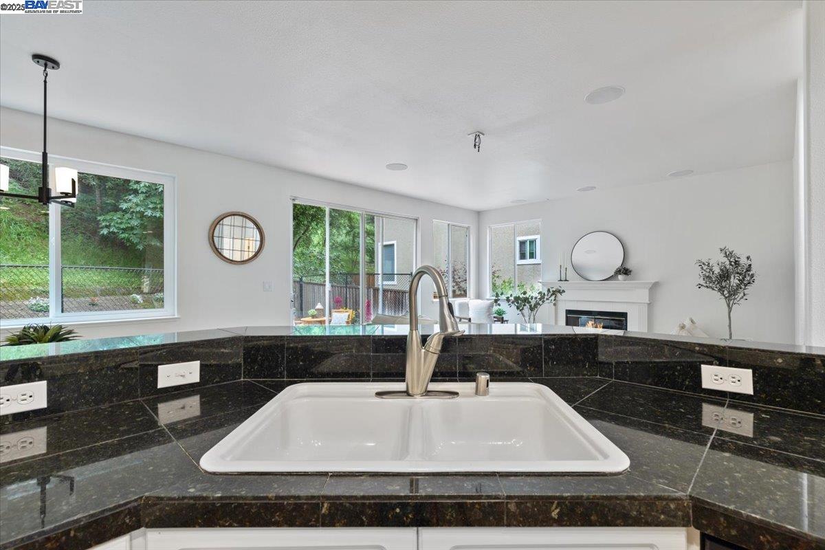 Detail Gallery Image 11 of 41 For 20578 Crow Creek Rd, Castro Valley,  CA 94552 - 4 Beds | 3 Baths
