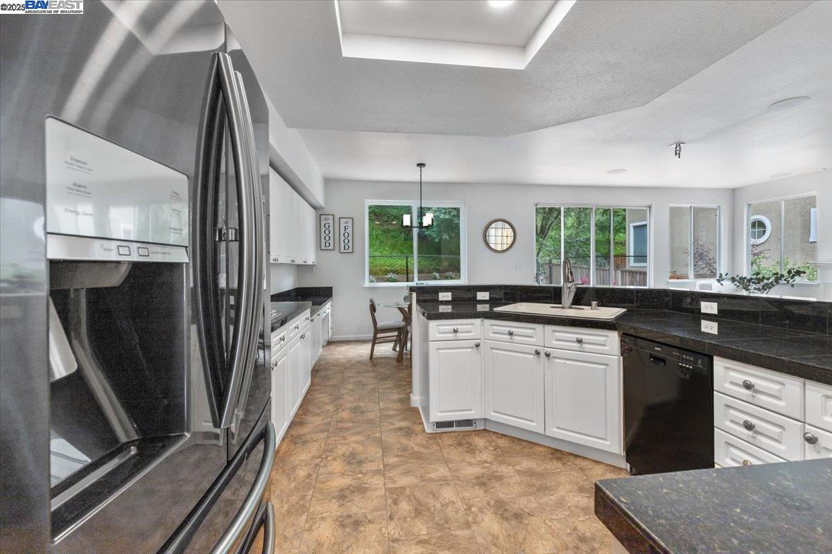 Detail Gallery Image 12 of 41 For 20578 Crow Creek Rd, Castro Valley,  CA 94552 - 4 Beds | 3 Baths