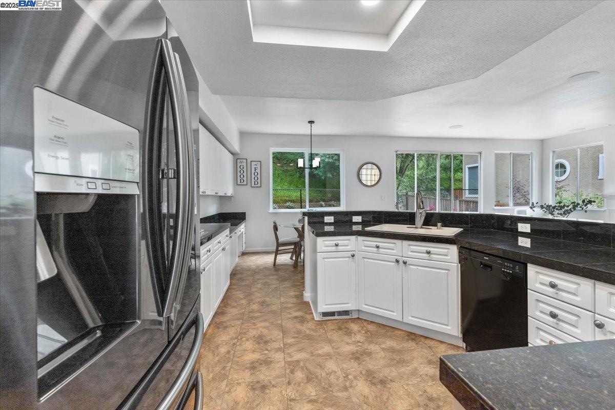 Detail Gallery Image 12 of 41 For 20578 Crow Creek Rd, Castro Valley,  CA 94552 - 4 Beds | 3 Baths