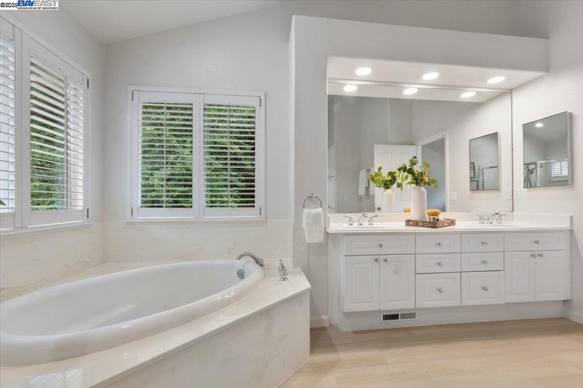 Detail Gallery Image 20 of 41 For 20578 Crow Creek Rd, Castro Valley,  CA 94552 - 4 Beds | 3 Baths