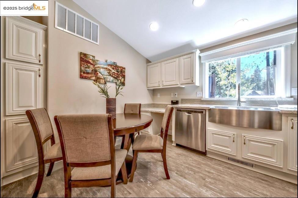 Detail Gallery Image 5 of 18 For 1029 Shepherds Dr #11, South Lake Tahoe,  CA 96150 - 4 Beds | 3 Baths