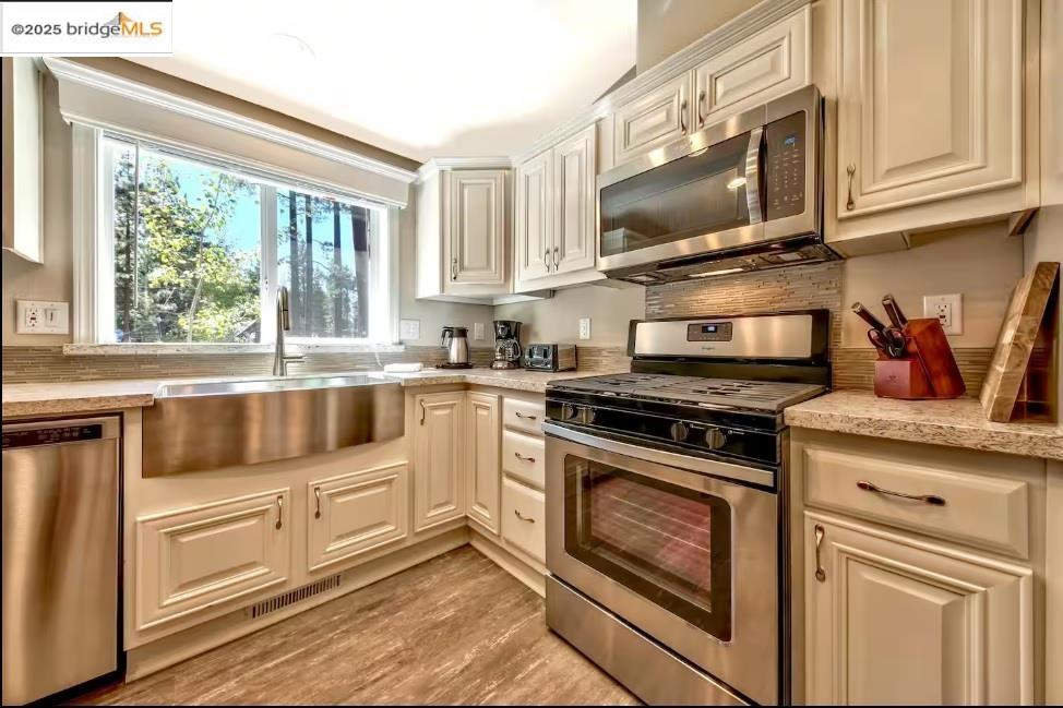 Detail Gallery Image 6 of 18 For 1029 Shepherds Dr #11, South Lake Tahoe,  CA 96150 - 4 Beds | 3 Baths