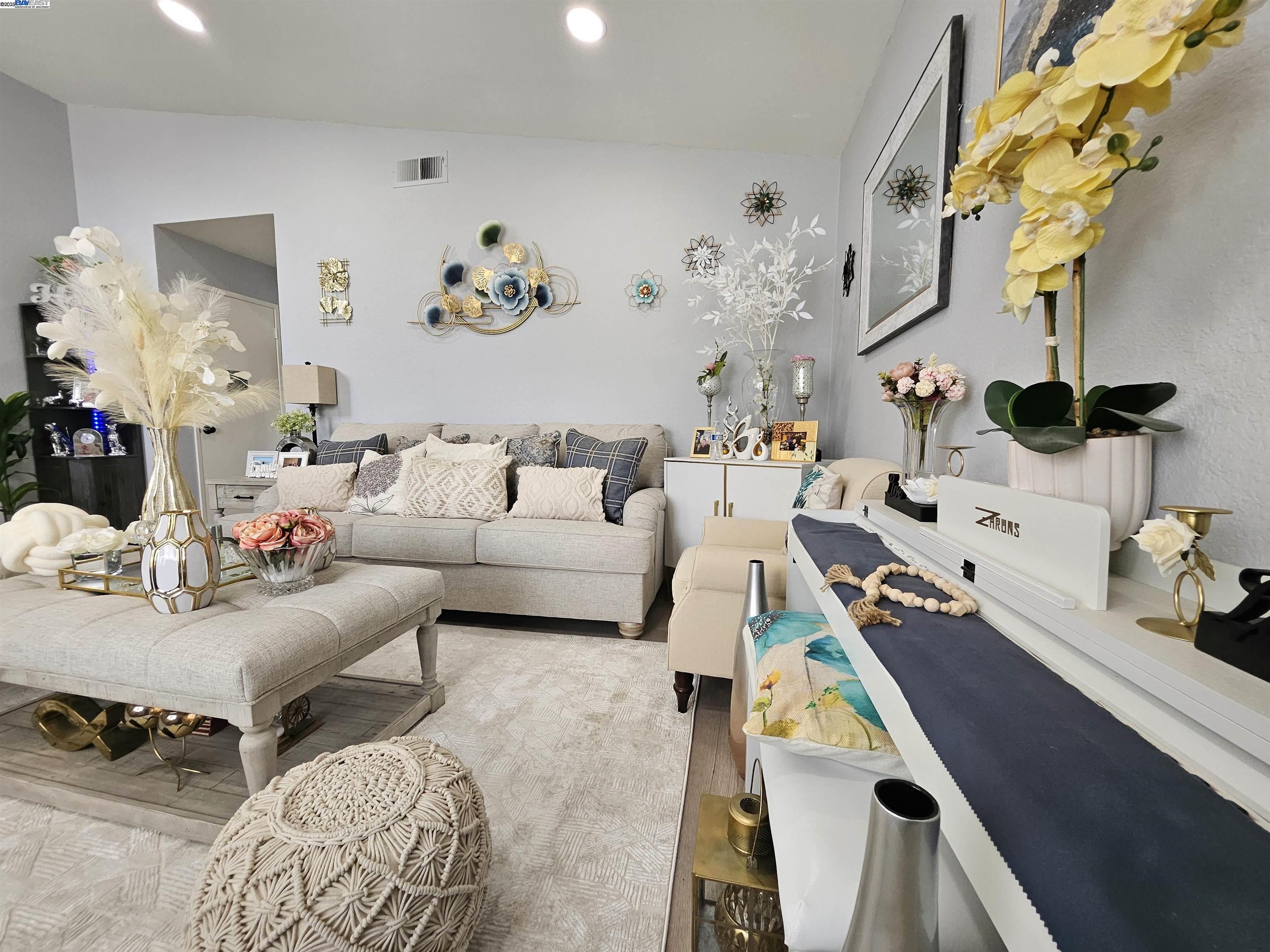 Detail Gallery Image 15 of 59 For 20 Dunes Way, Antioch,  CA 94509 - 3 Beds | 2 Baths