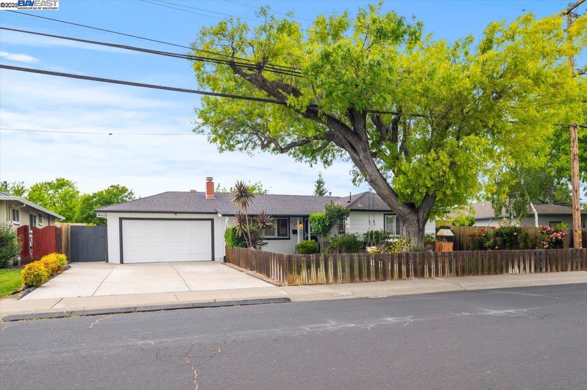 Detail Gallery Image 1 of 1 For 3231 Esperanza Dr, Concord,  CA 94519 - 3 Beds | 2 Baths