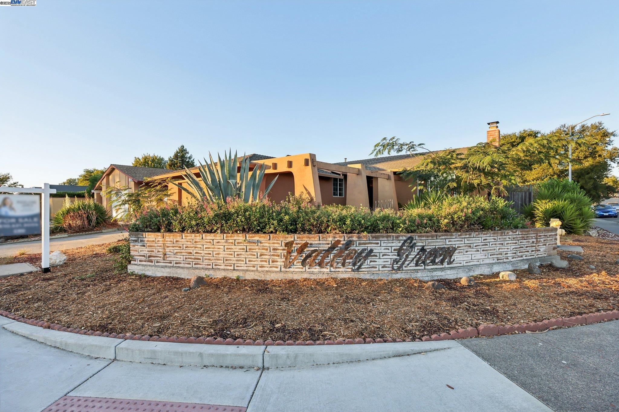 Detail Gallery Image 1 of 38 For 859 S Mcdowell Blvd, Petaluma,  CA 94954-4438 - 3 Beds | 2 Baths