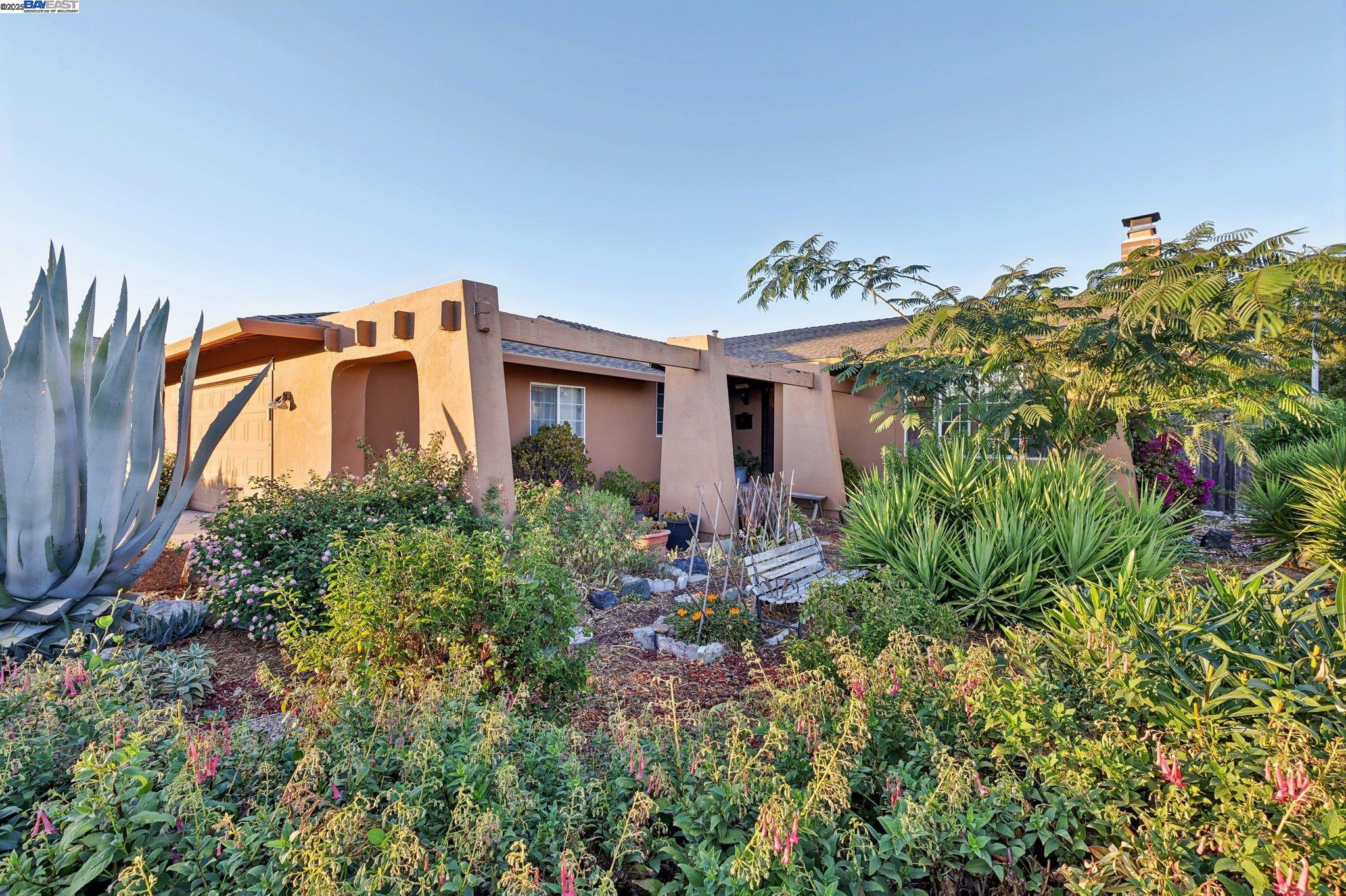 Detail Gallery Image 2 of 38 For 859 S Mcdowell Blvd, Petaluma,  CA 94954-4438 - 3 Beds | 2 Baths
