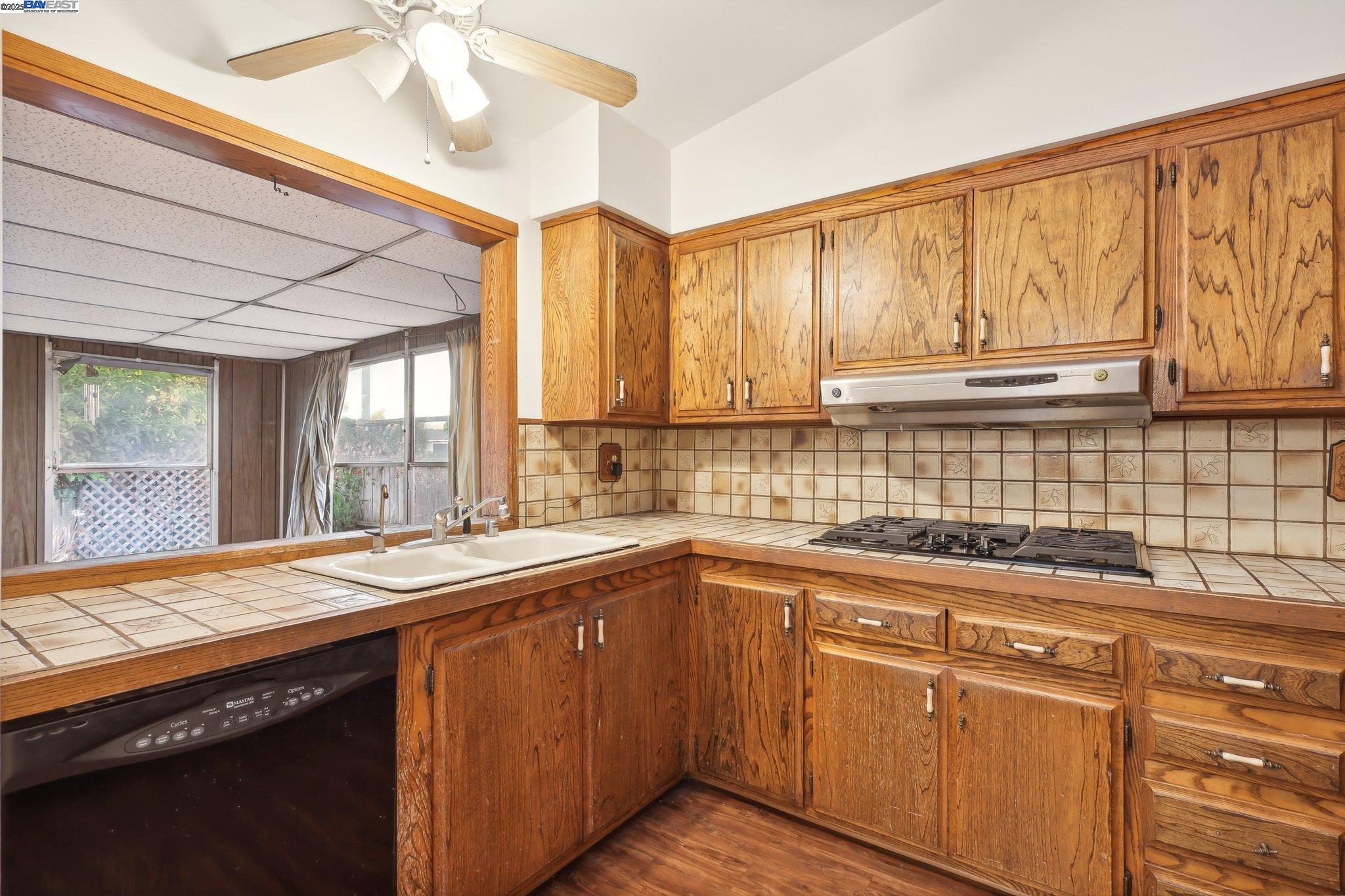 Detail Gallery Image 15 of 38 For 859 S Mcdowell Blvd, Petaluma,  CA 94954-4438 - 3 Beds | 2 Baths