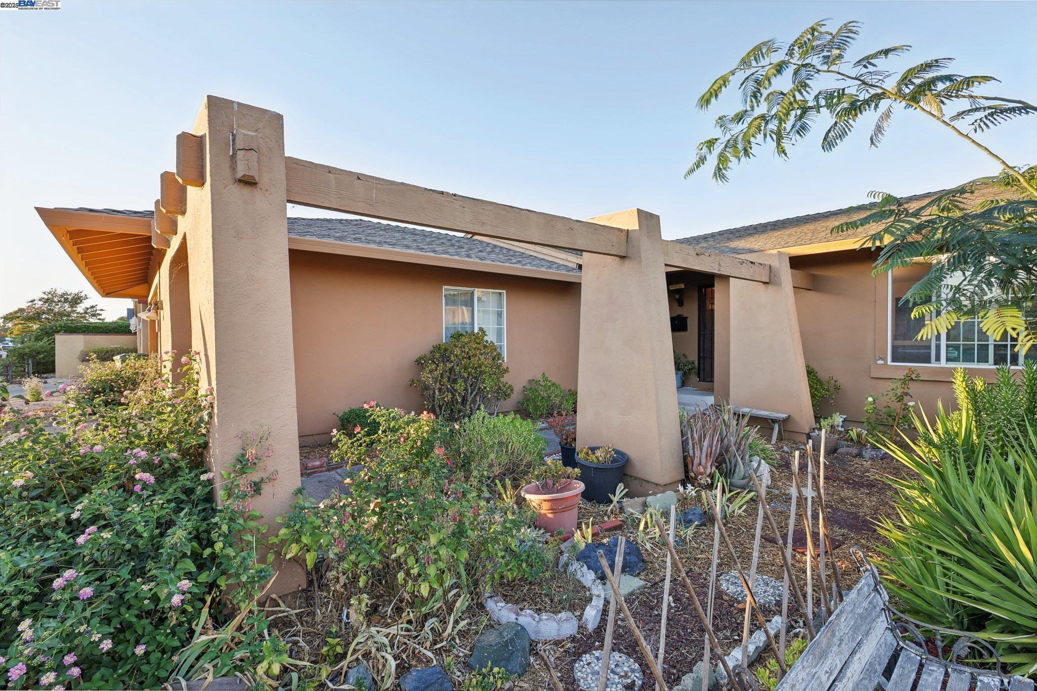Detail Gallery Image 4 of 38 For 859 S Mcdowell Blvd, Petaluma,  CA 94954-4438 - 3 Beds | 2 Baths
