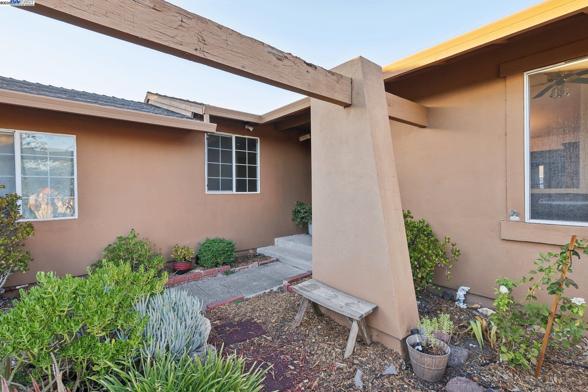 Detail Gallery Image 5 of 38 For 859 S Mcdowell Blvd, Petaluma,  CA 94954-4438 - 3 Beds | 2 Baths