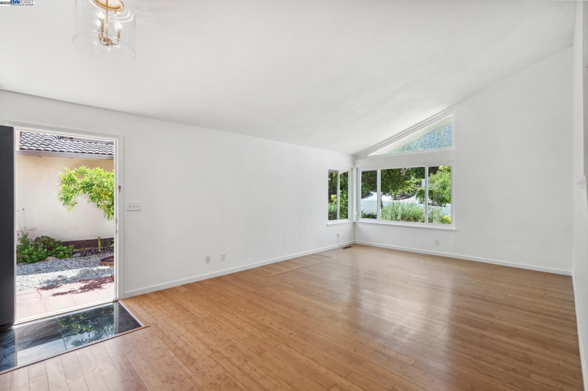 Detail Gallery Image 8 of 45 For 30 Jib Ct, Pleasant Hill,  CA 94523 - 4 Beds | 2/1 Baths
