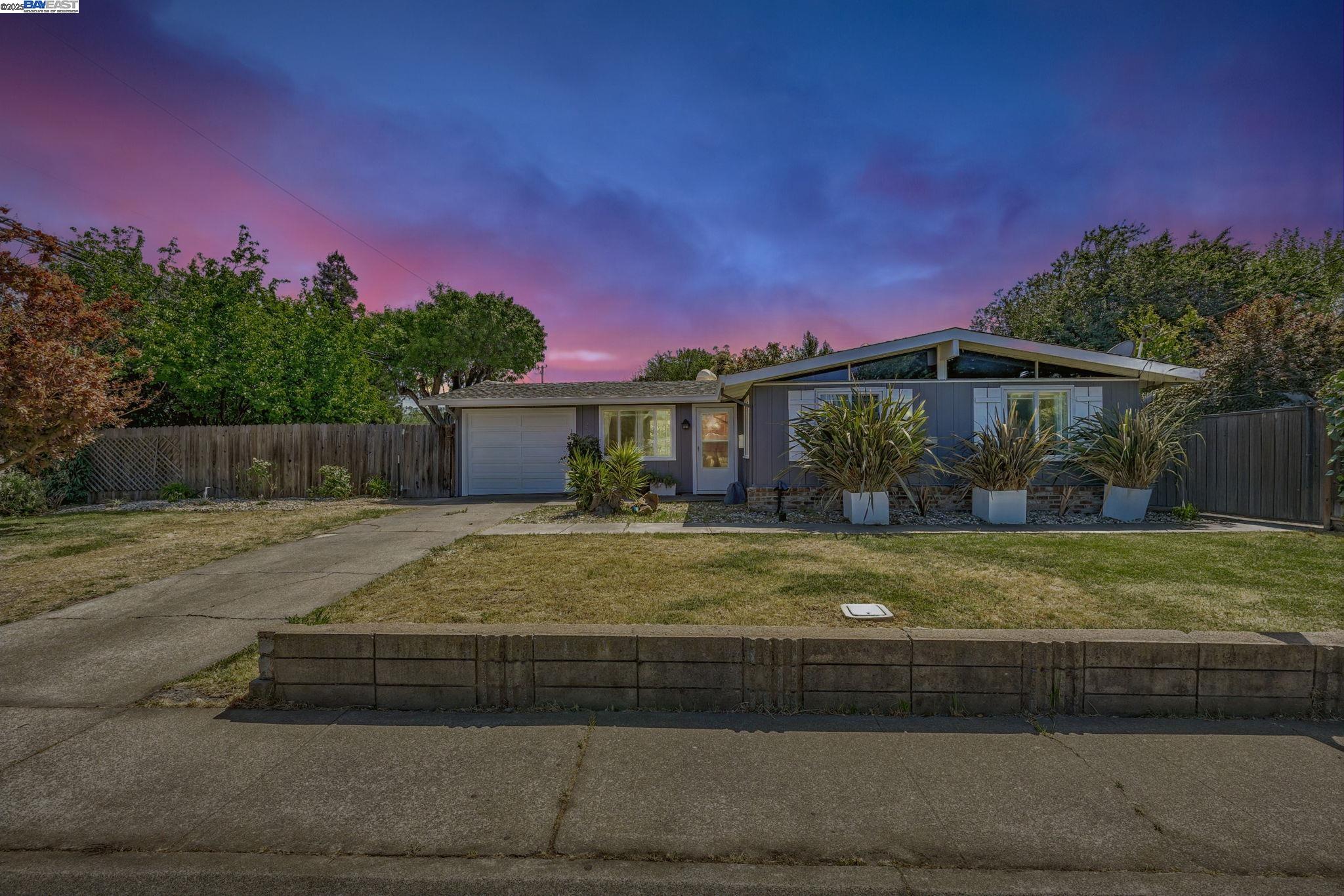 Detail Gallery Image 1 of 1 For 2201 N 6th St, Concord,  CA 94519 - 3 Beds | 2 Baths