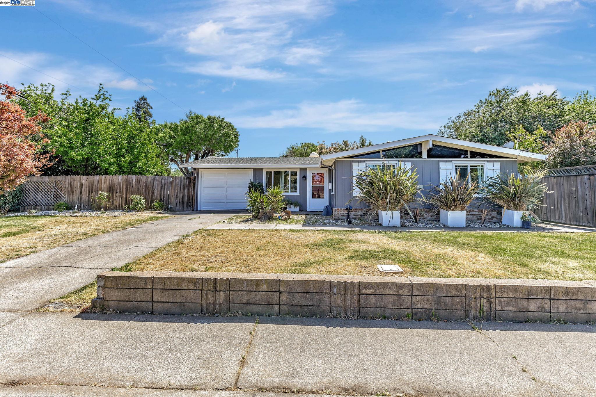 Detail Gallery Image 2 of 34 For 2201 N 6th St, Concord,  CA 94519 - 3 Beds | 2 Baths