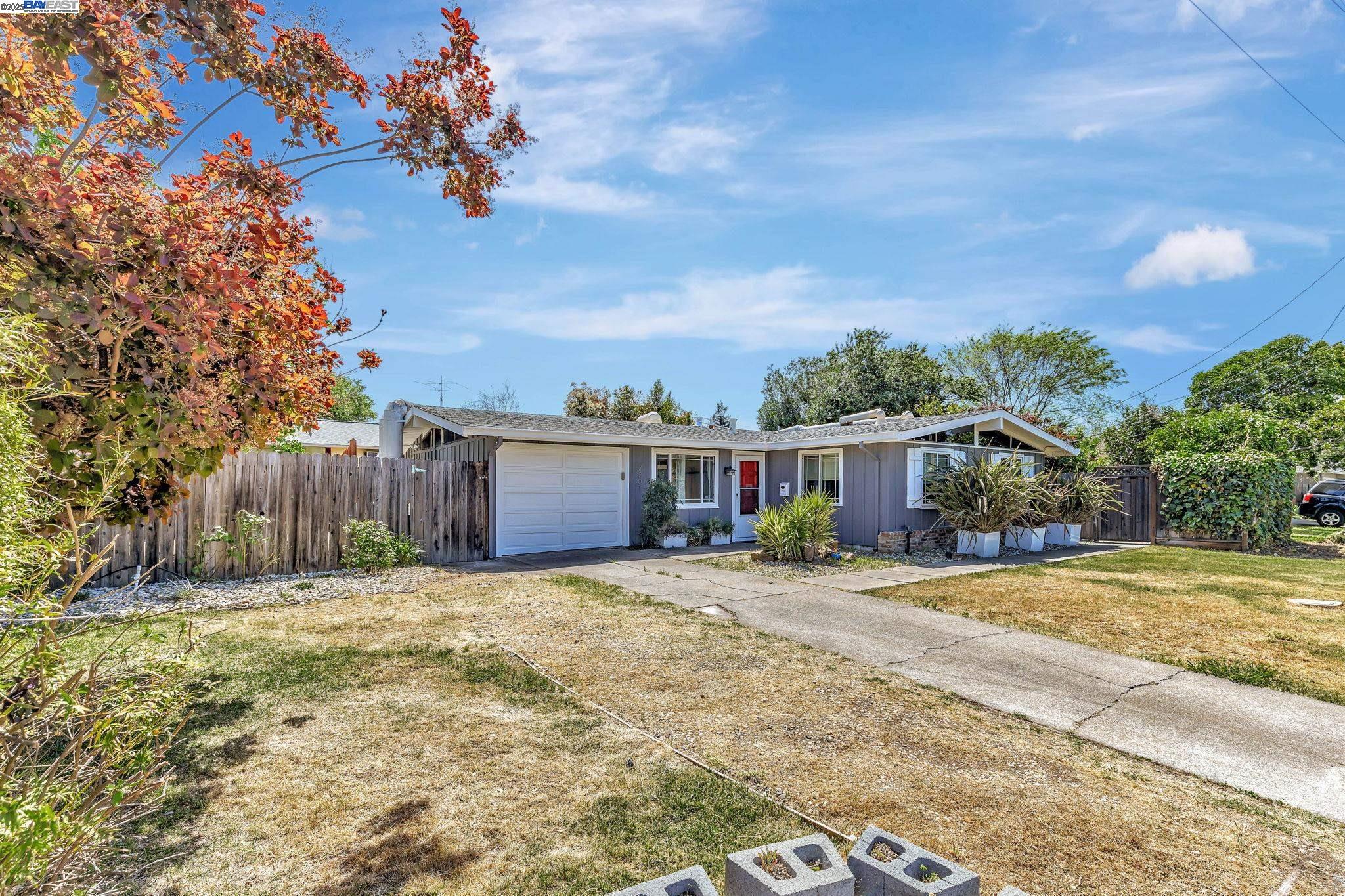 Detail Gallery Image 3 of 34 For 2201 N 6th St, Concord,  CA 94519 - 3 Beds | 2 Baths