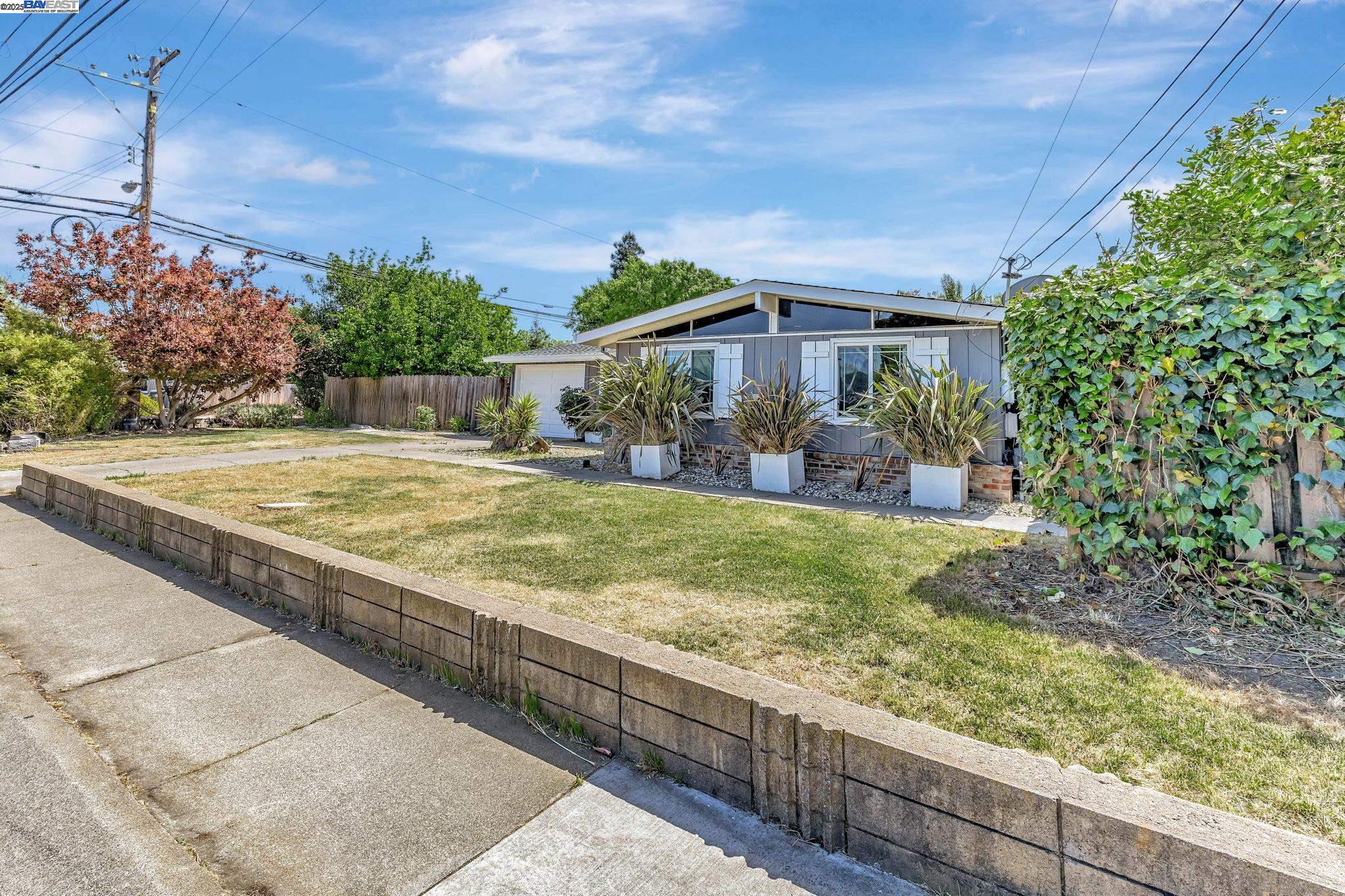 Detail Gallery Image 4 of 34 For 2201 N 6th St, Concord,  CA 94519 - 3 Beds | 2 Baths