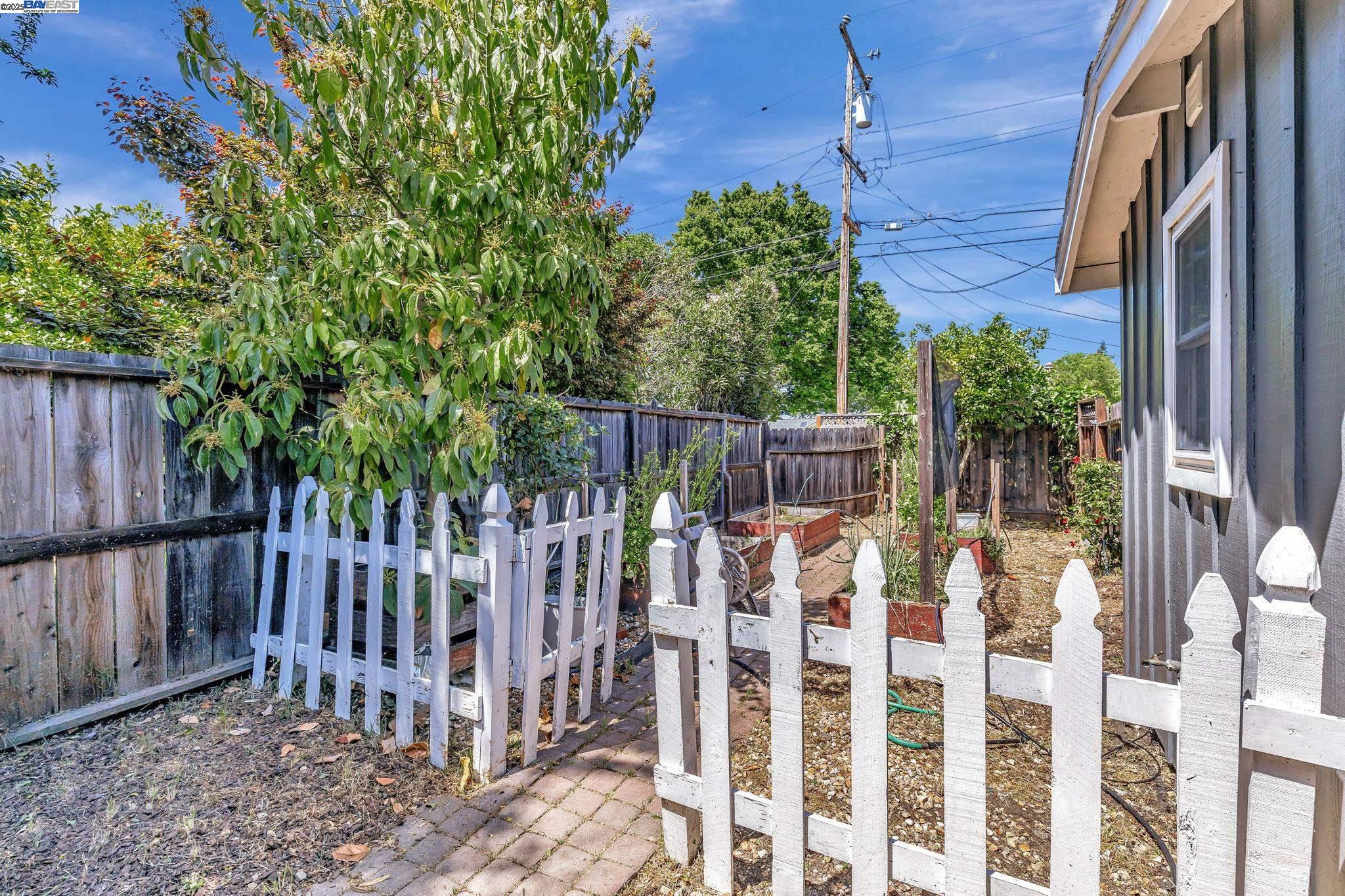Detail Gallery Image 33 of 34 For 2201 N 6th St, Concord,  CA 94519 - 3 Beds | 2 Baths
