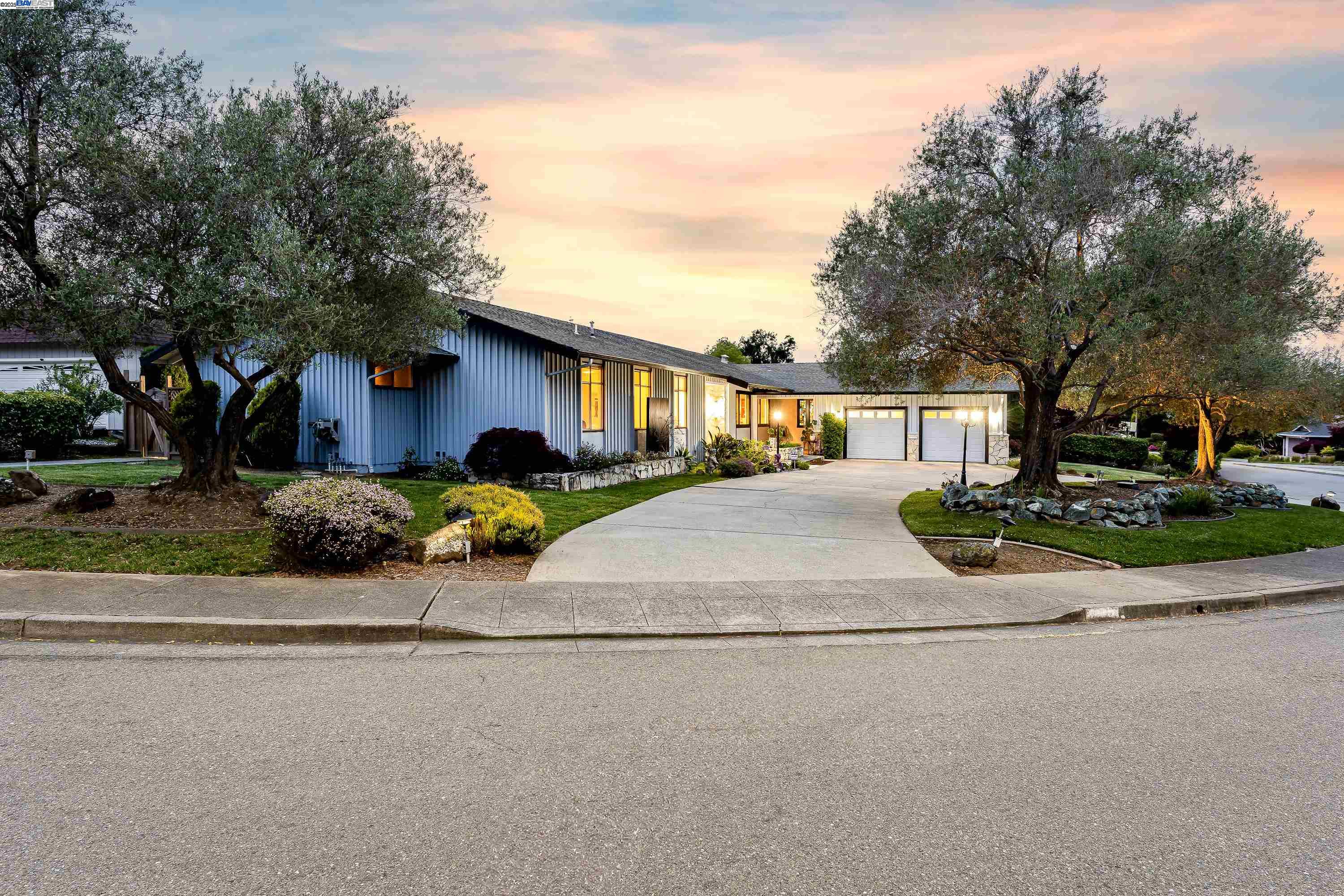 Detail Gallery Image 2 of 45 For 4499 Hillsborough Dr, Castro Valley,  CA 94546 - 4 Beds | 3 Baths