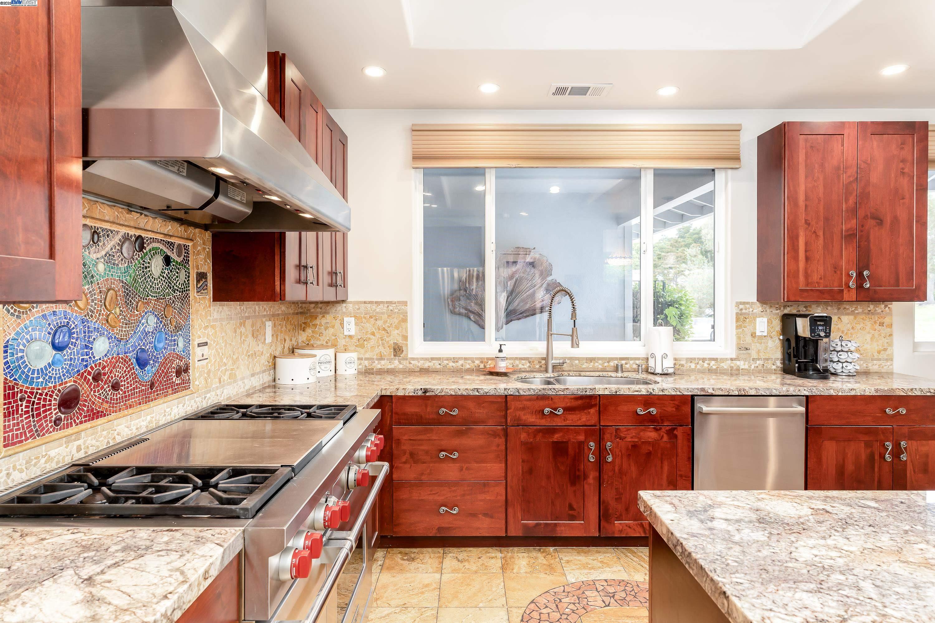 Detail Gallery Image 13 of 45 For 4499 Hillsborough Dr, Castro Valley,  CA 94546 - 4 Beds | 3 Baths