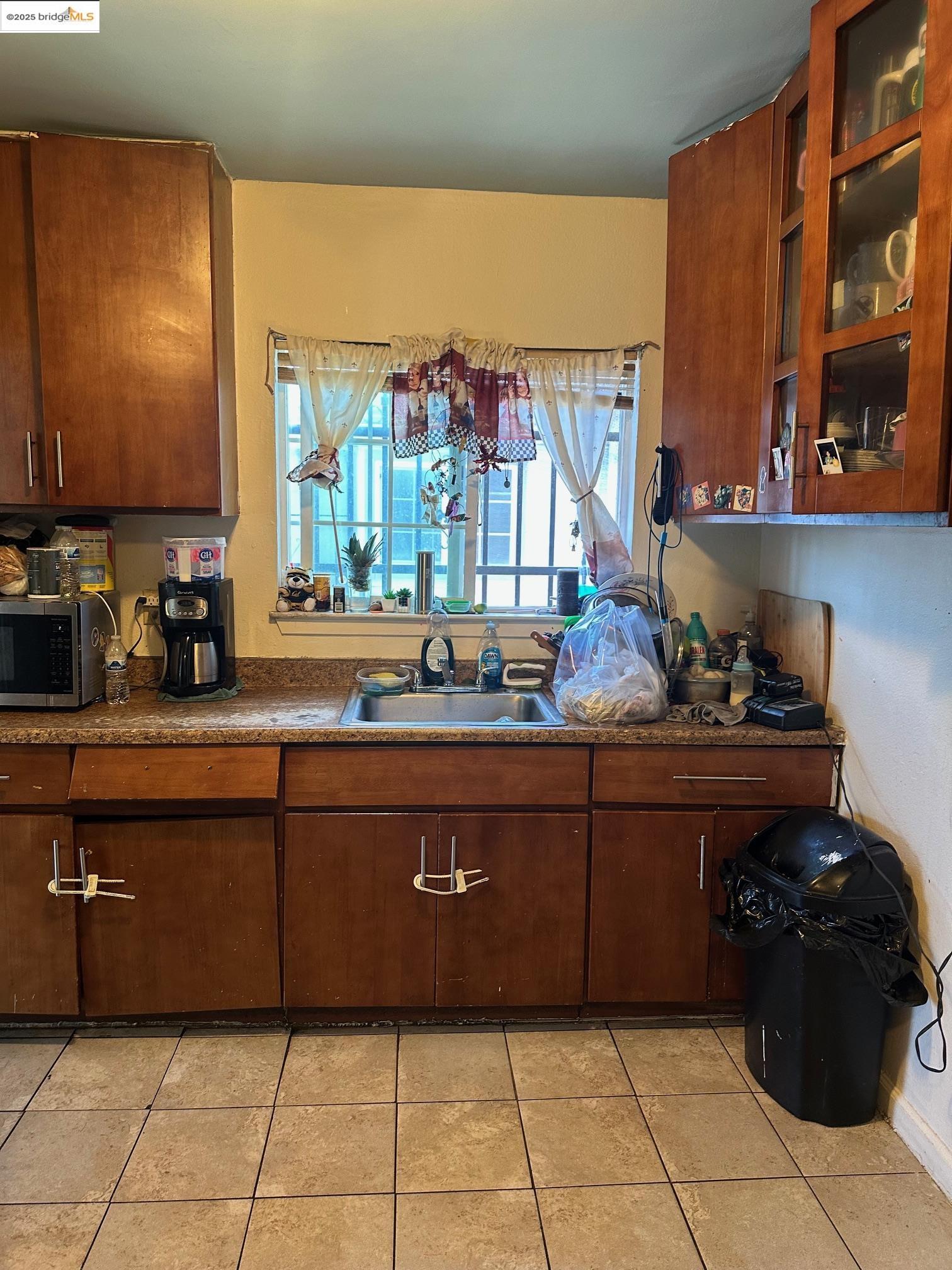 Detail Gallery Image 6 of 10 For 1823 Church St, Oakland,  CA 94621 - 2 Beds | 2 Baths