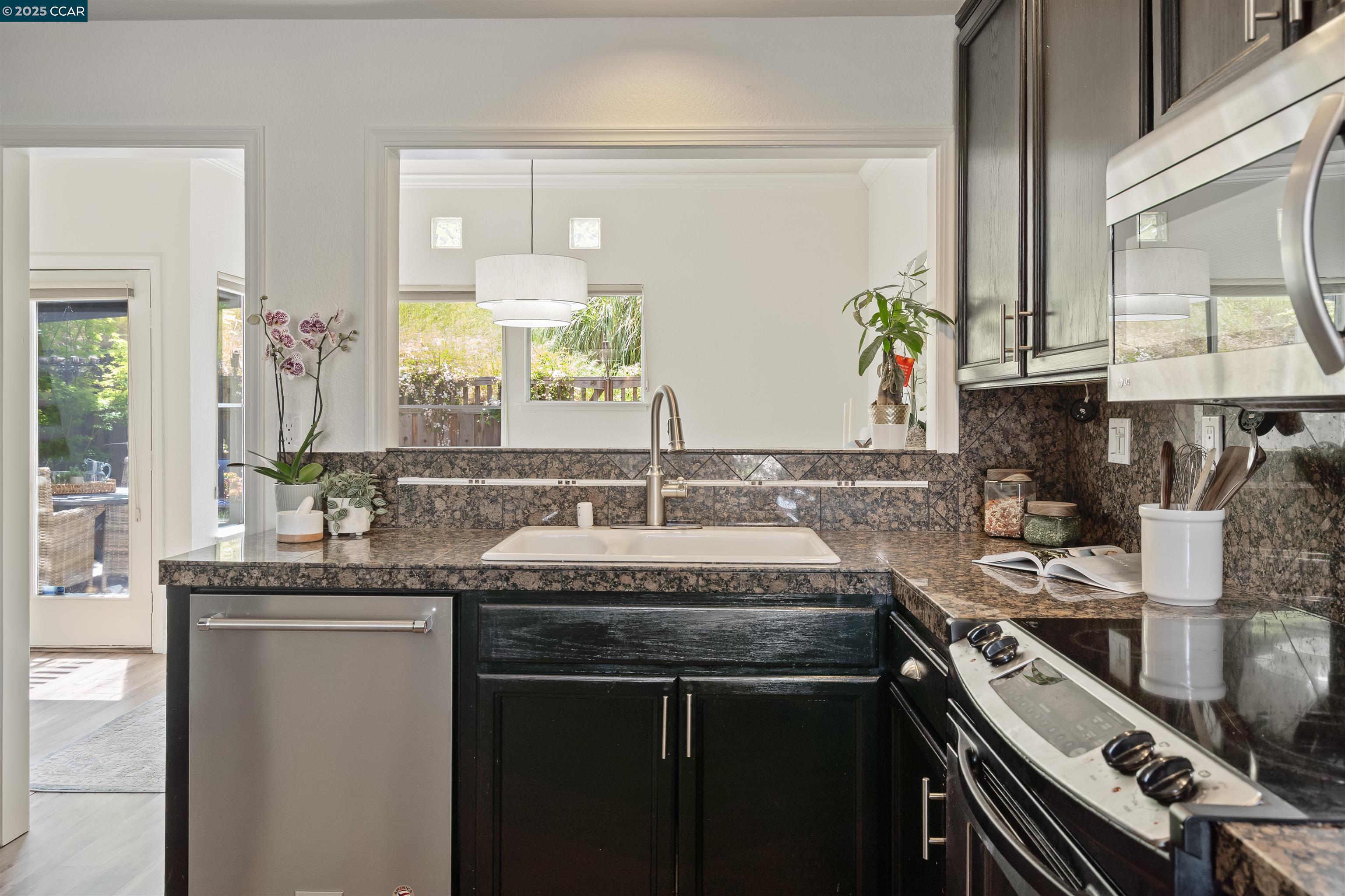 Detail Gallery Image 13 of 48 For 6178 Lakeview Cir, San Ramon,  CA 94582 - 2 Beds | 2/1 Baths