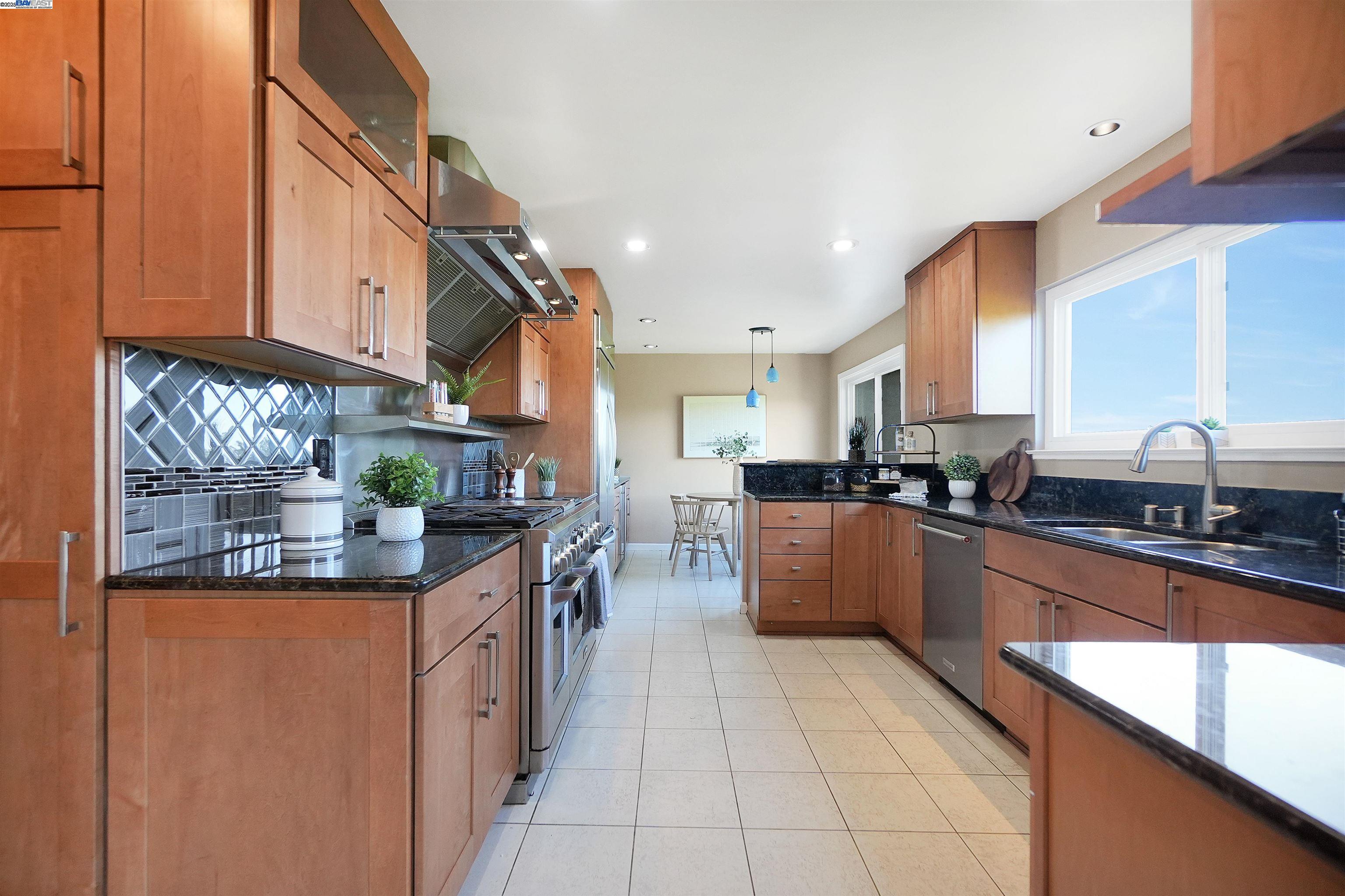 Detail Gallery Image 13 of 55 For 3218 Oakes Dr, Hayward,  CA 94542 - 5 Beds | 3/1 Baths