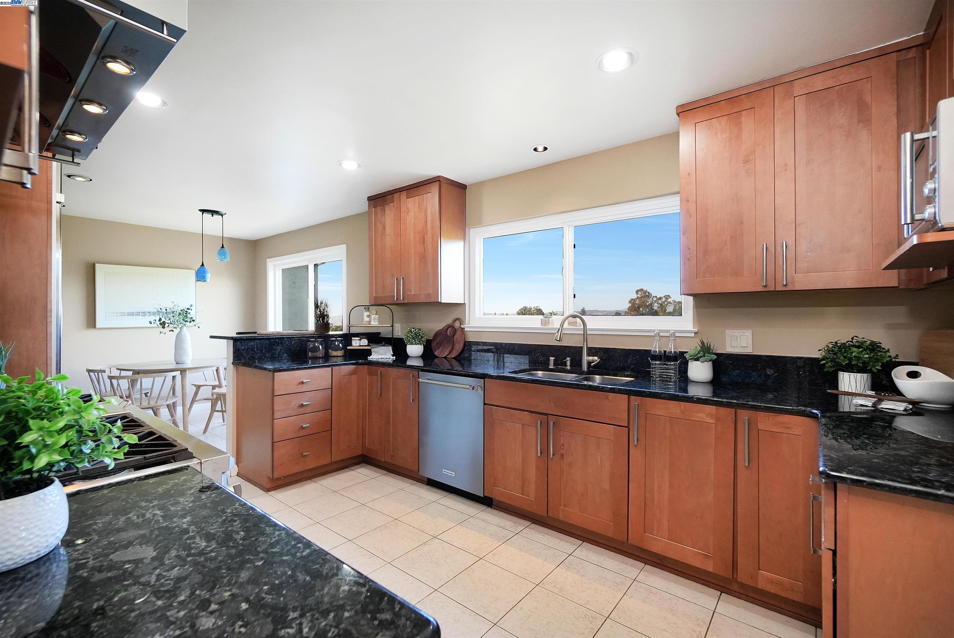 Detail Gallery Image 16 of 55 For 3218 Oakes Dr, Hayward,  CA 94542 - 5 Beds | 3/1 Baths