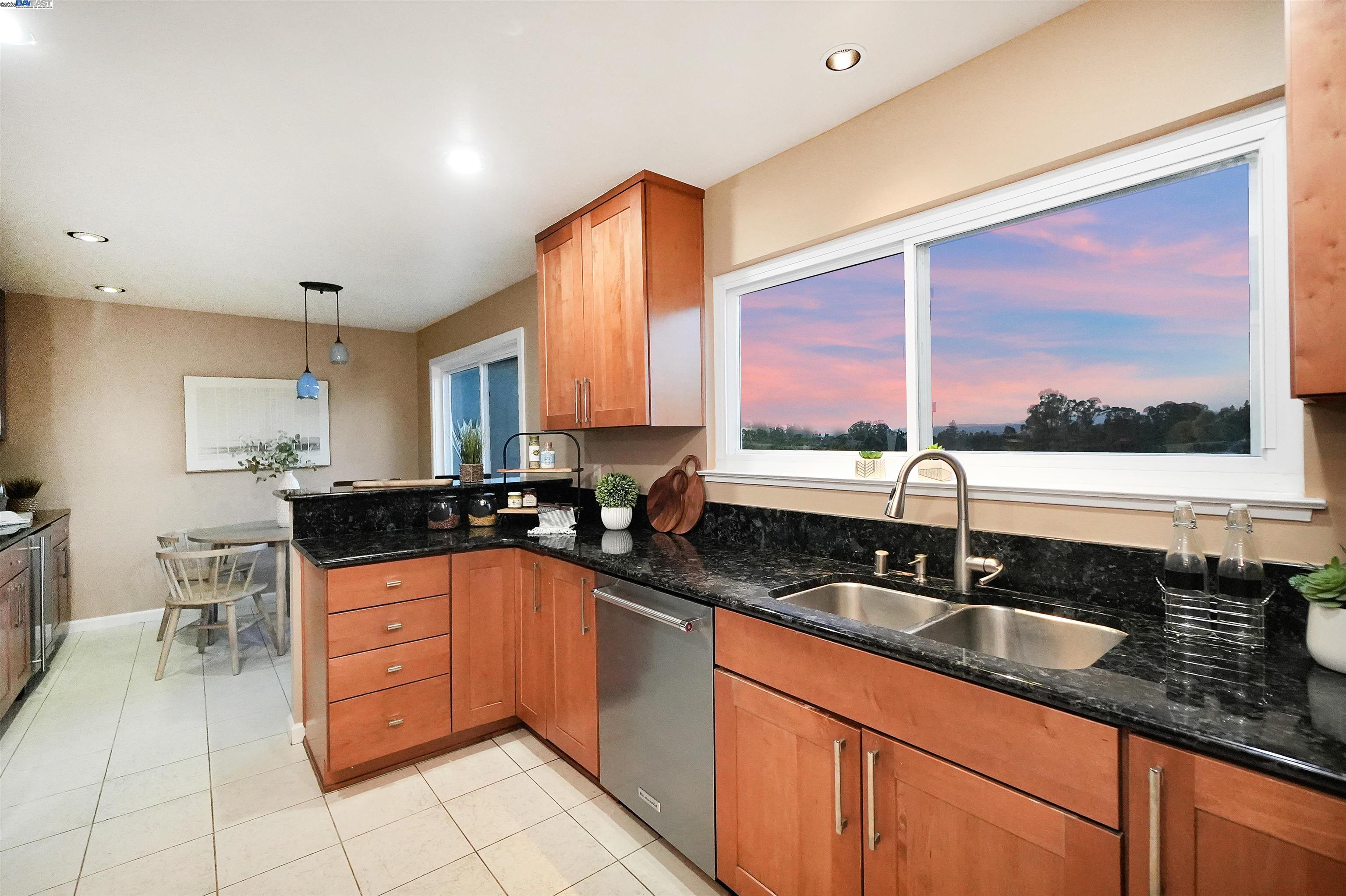 Detail Gallery Image 17 of 55 For 3218 Oakes Dr, Hayward,  CA 94542 - 5 Beds | 3/1 Baths