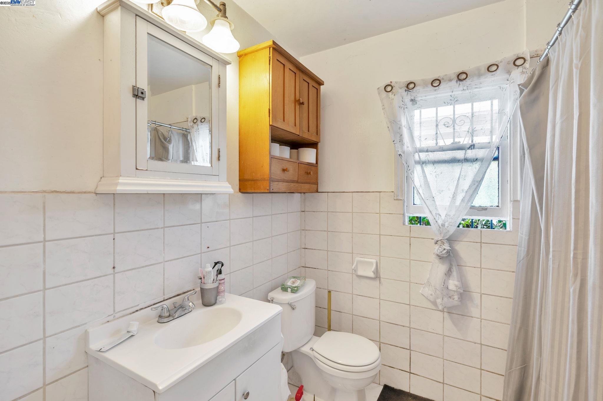 1550 79Th Ave, Oakland, California 94621, 2 Bedrooms Bedrooms, 5 Rooms Rooms,1 BathroomBathrooms,Residential,For Sale,1550 79Th Ave,41095341