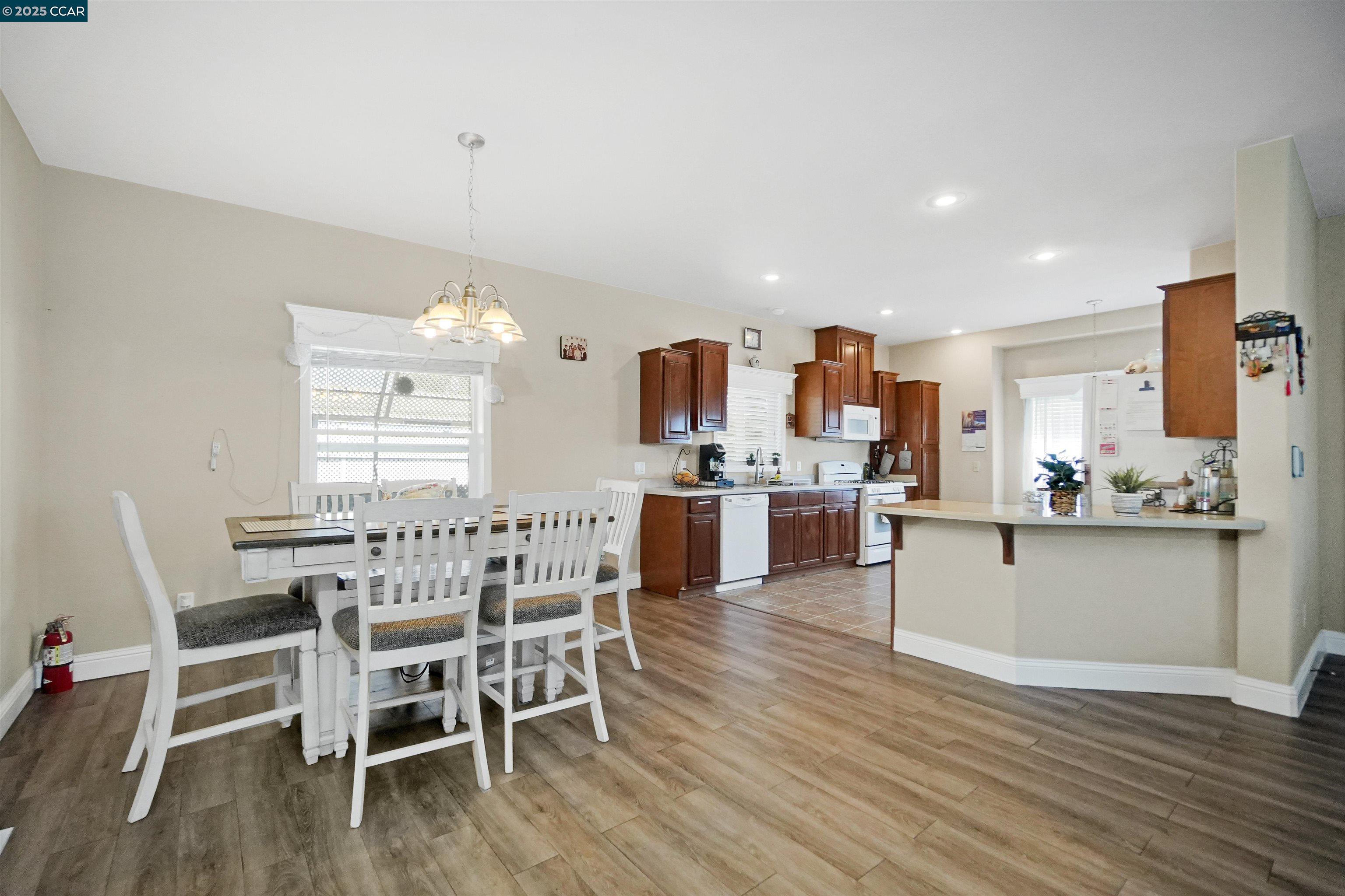 Detail Gallery Image 12 of 43 For 1287 Sussex Way, Hayward,  CA 94544 - 3 Beds | 2 Baths