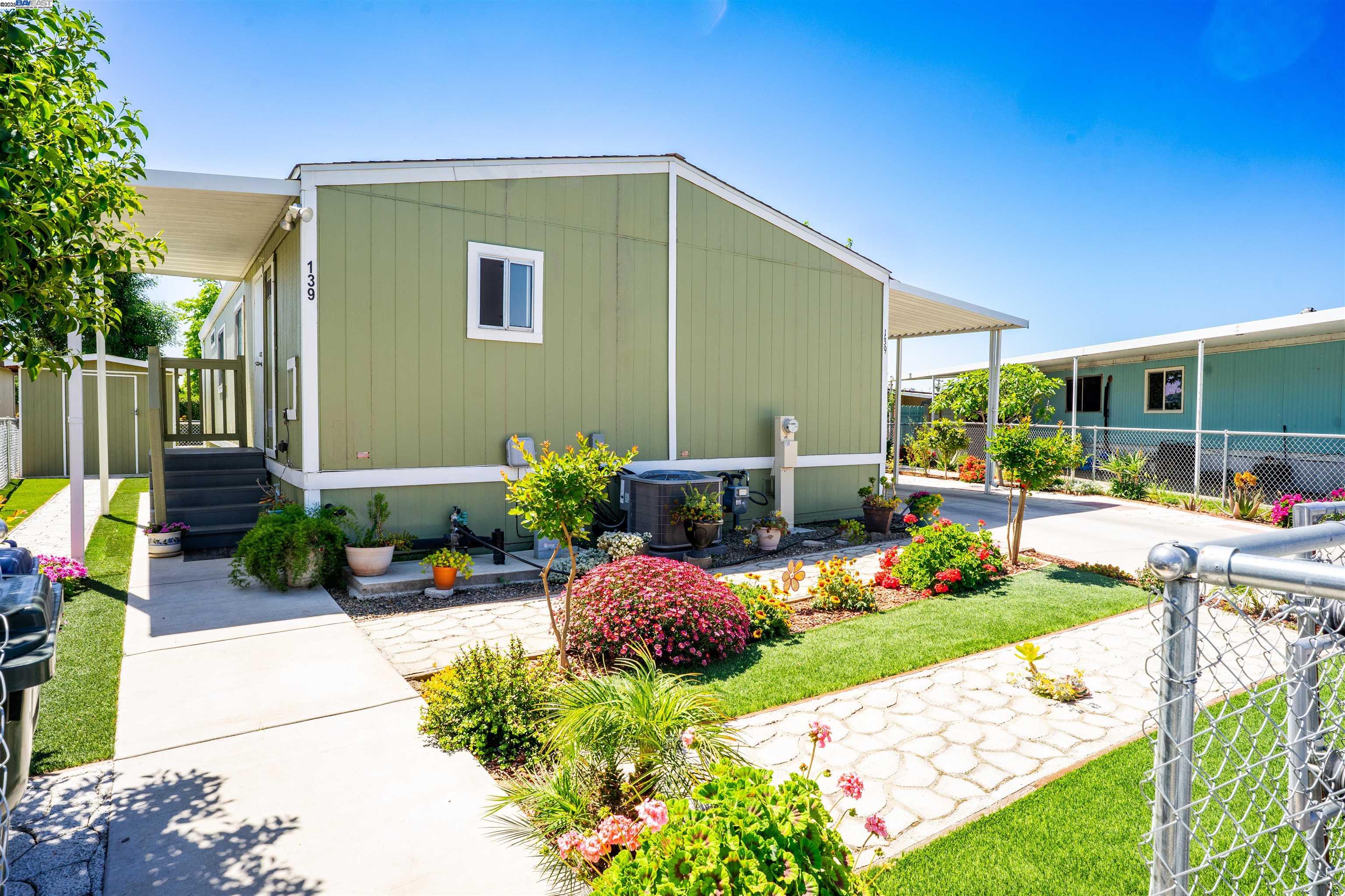 Detail Gallery Image 2 of 41 For 2499 E Gerard Ave #139,  Merced,  CA 95341 - 3 Beds | 2 Baths