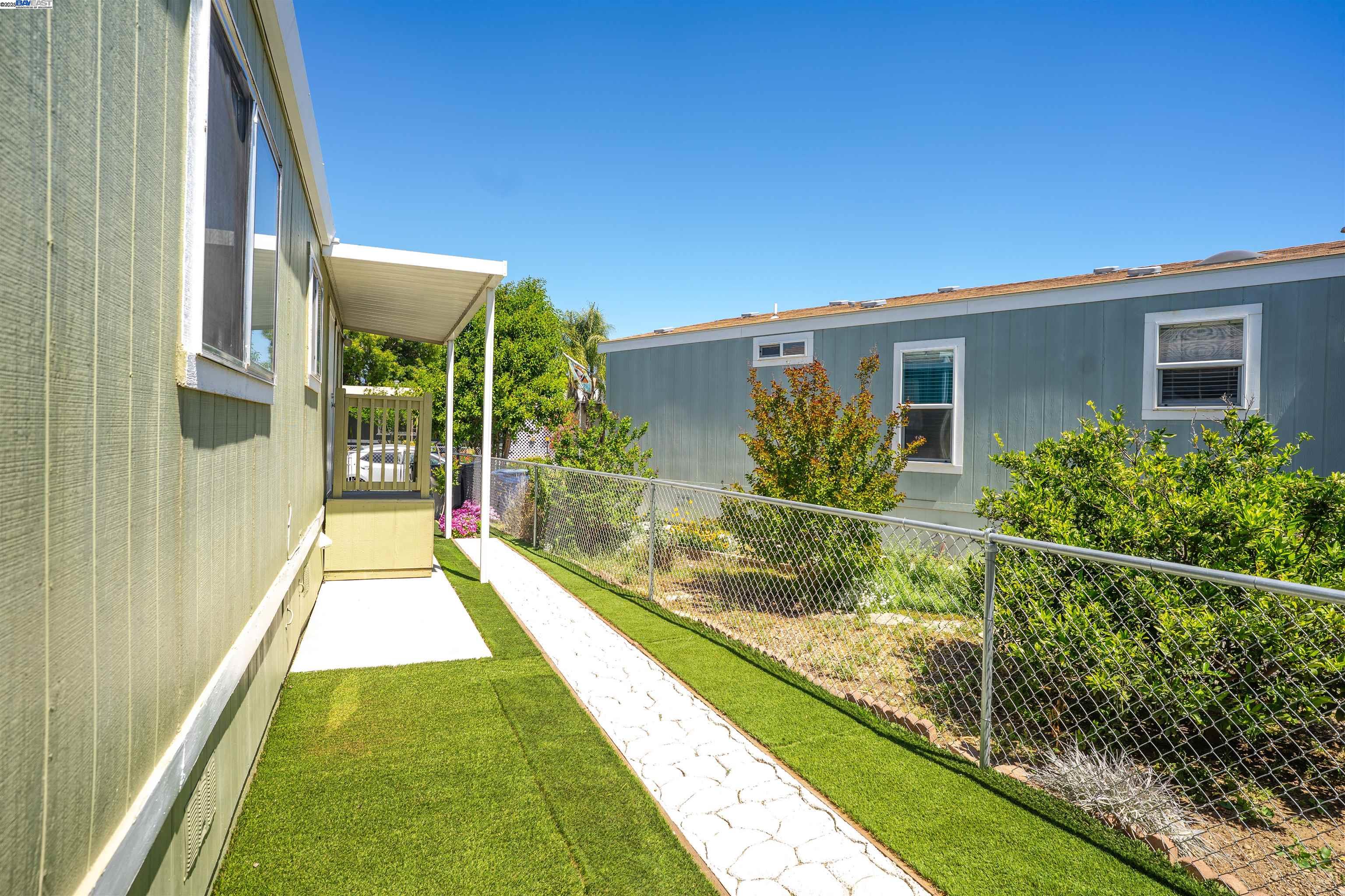 Detail Gallery Image 5 of 41 For 2499 E Gerard Ave #139,  Merced,  CA 95341 - 3 Beds | 2 Baths
