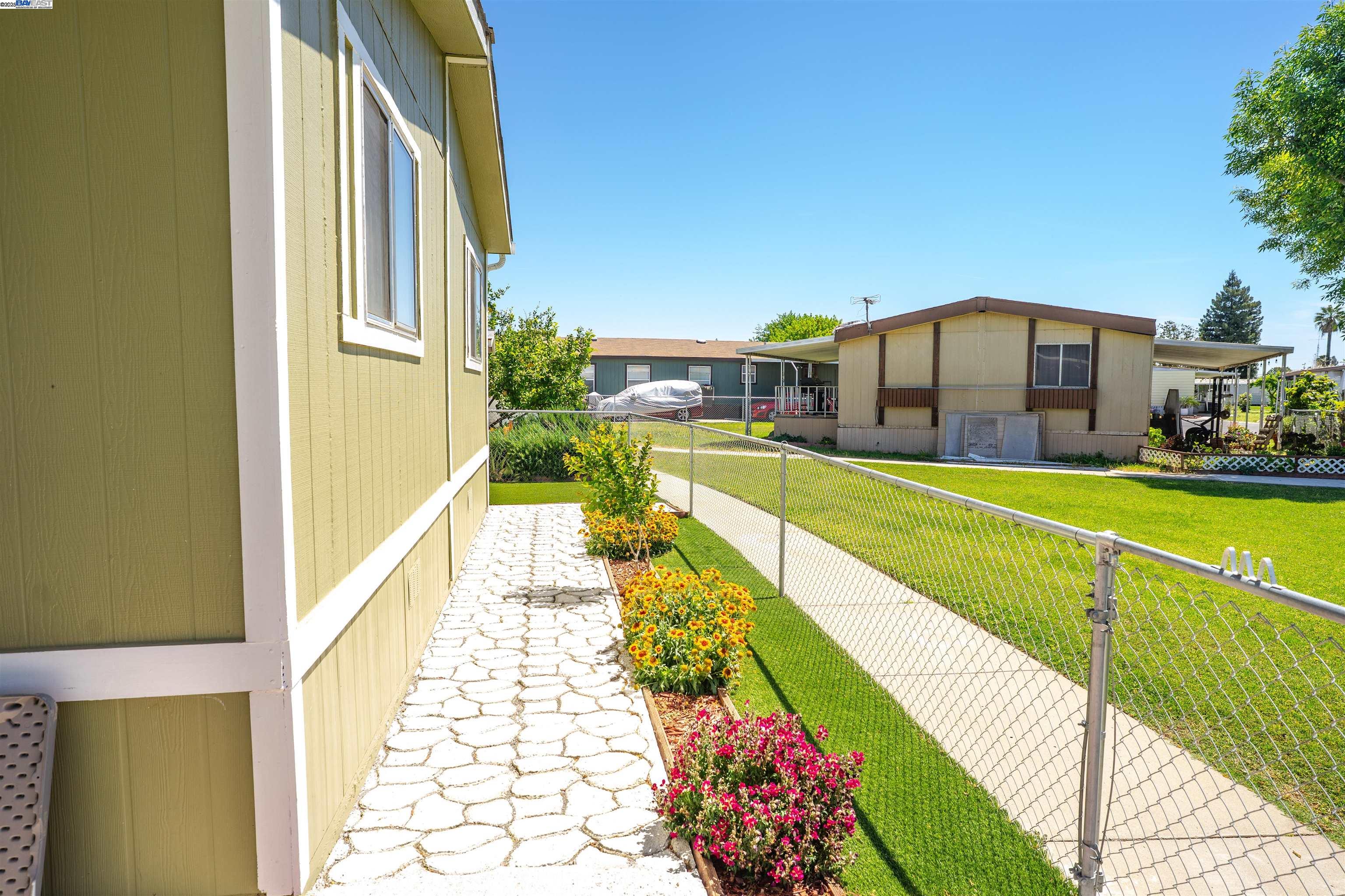 Detail Gallery Image 8 of 41 For 2499 E Gerard Ave #139,  Merced,  CA 95341 - 3 Beds | 2 Baths