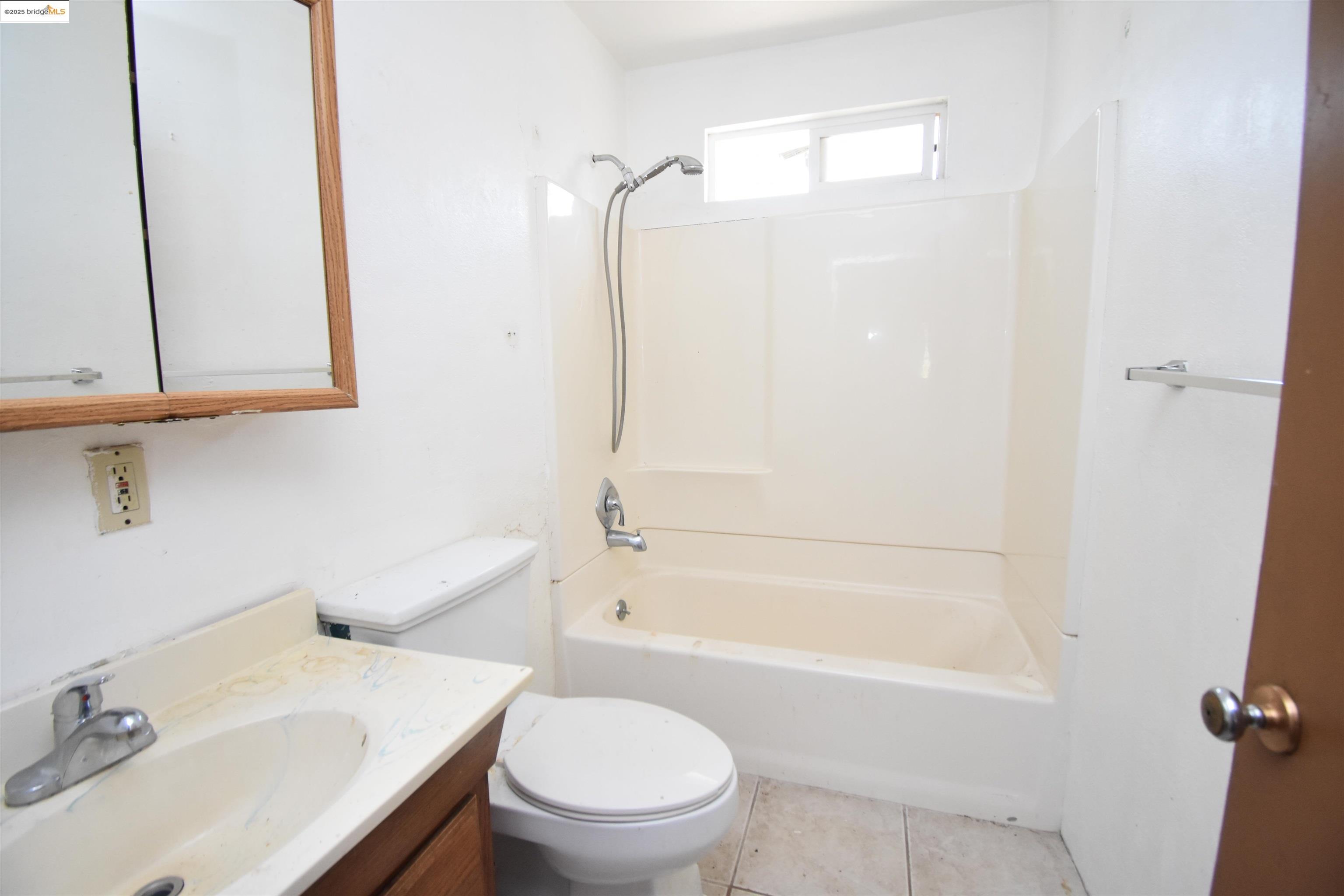 Detail Gallery Image 13 of 20 For 2511 E 9th St, Stockton,  CA 95205 - 3 Beds | 1 Baths