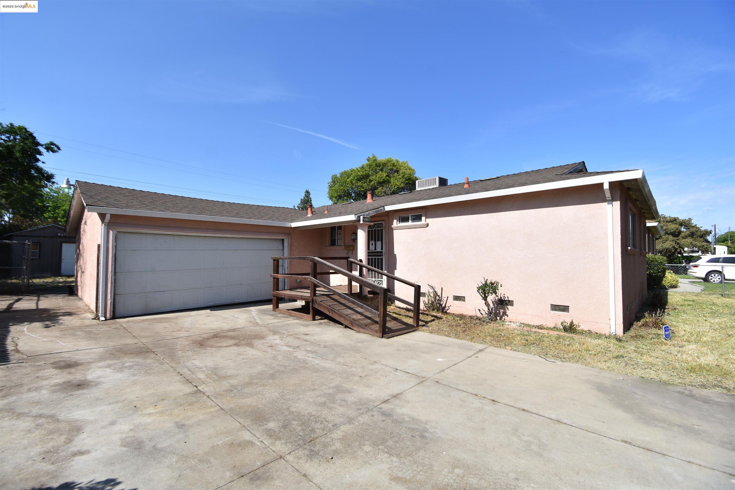 Detail Gallery Image 5 of 20 For 2511 E 9th St, Stockton,  CA 95205 - 3 Beds | 1 Baths