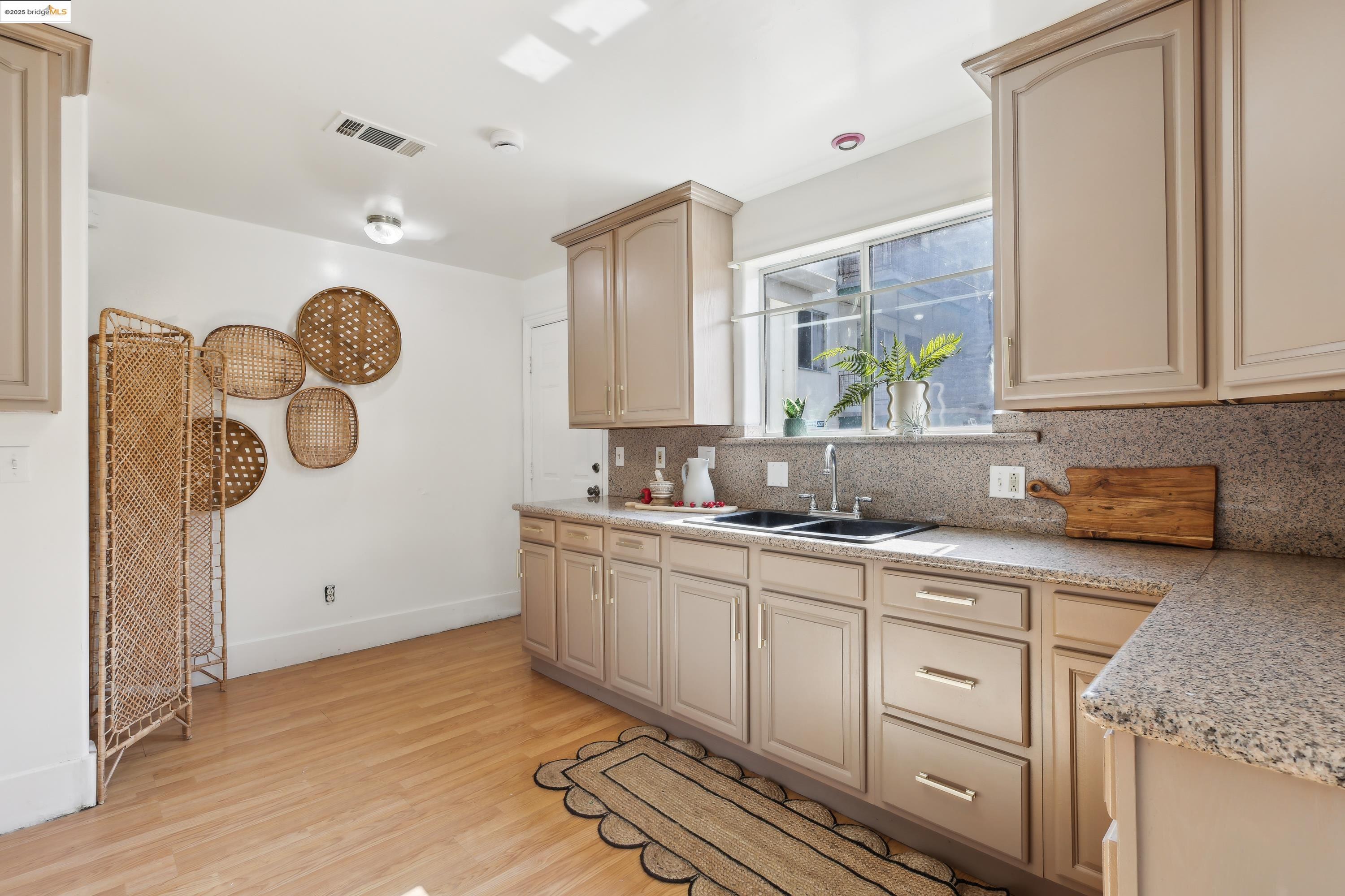 Detail Gallery Image 13 of 58 For 3064 E 15th St, Oakland,  CA 94601 - 5 Beds | 4 Baths
