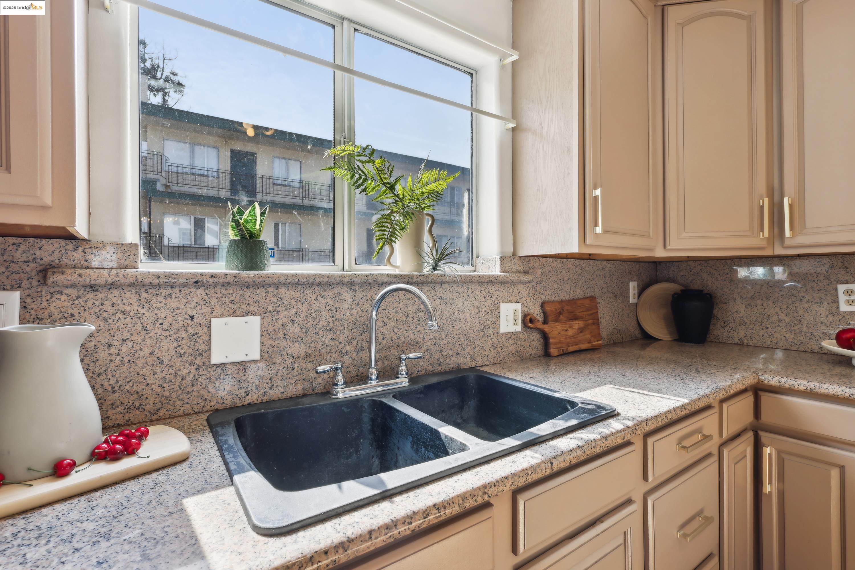 Detail Gallery Image 14 of 58 For 3064 E 15th St, Oakland,  CA 94601 - 5 Beds | 4 Baths