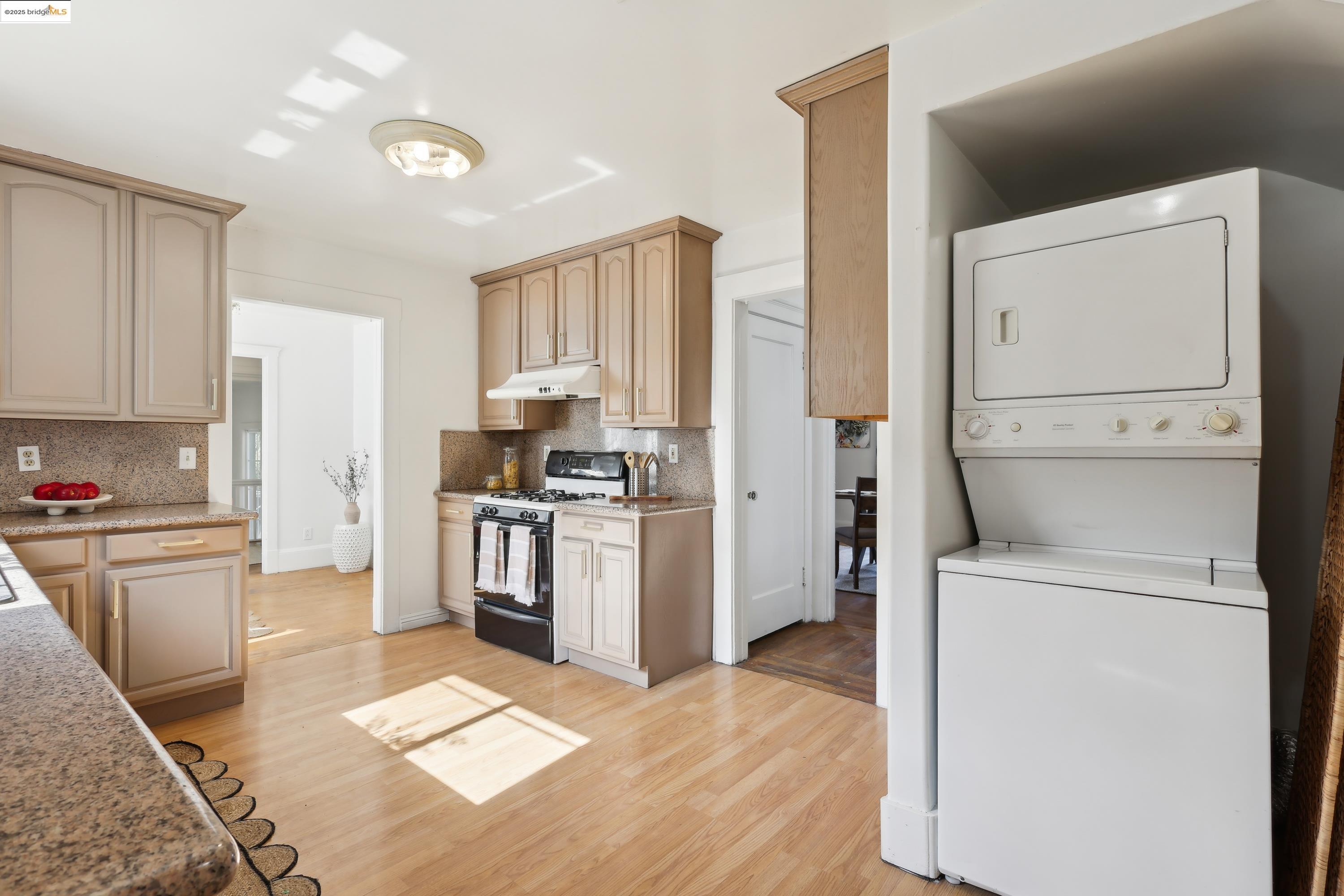 Detail Gallery Image 16 of 58 For 3064 E 15th St, Oakland,  CA 94601 - 5 Beds | 4 Baths
