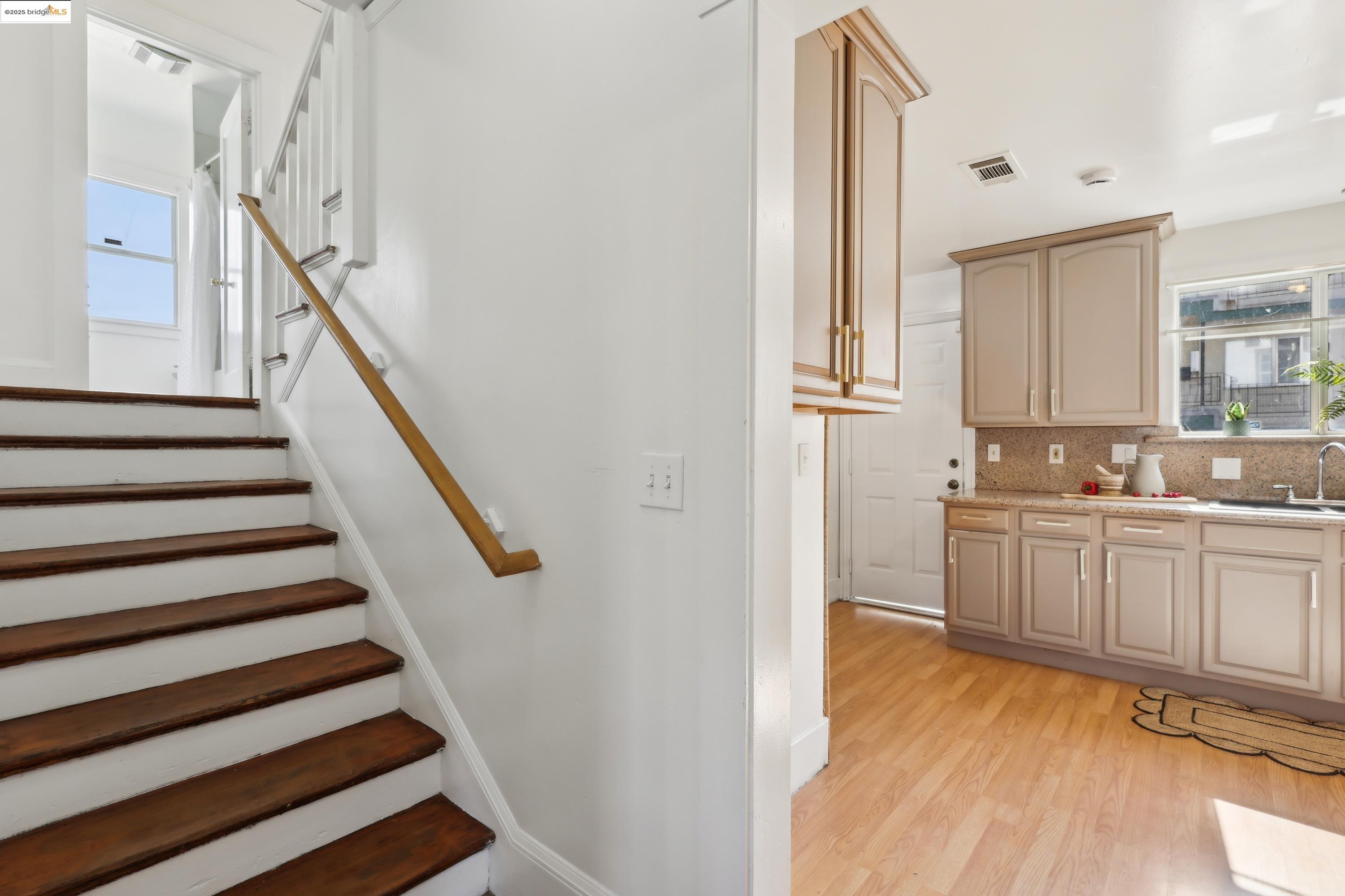 Detail Gallery Image 17 of 58 For 3064 E 15th St, Oakland,  CA 94601 - 5 Beds | 4 Baths