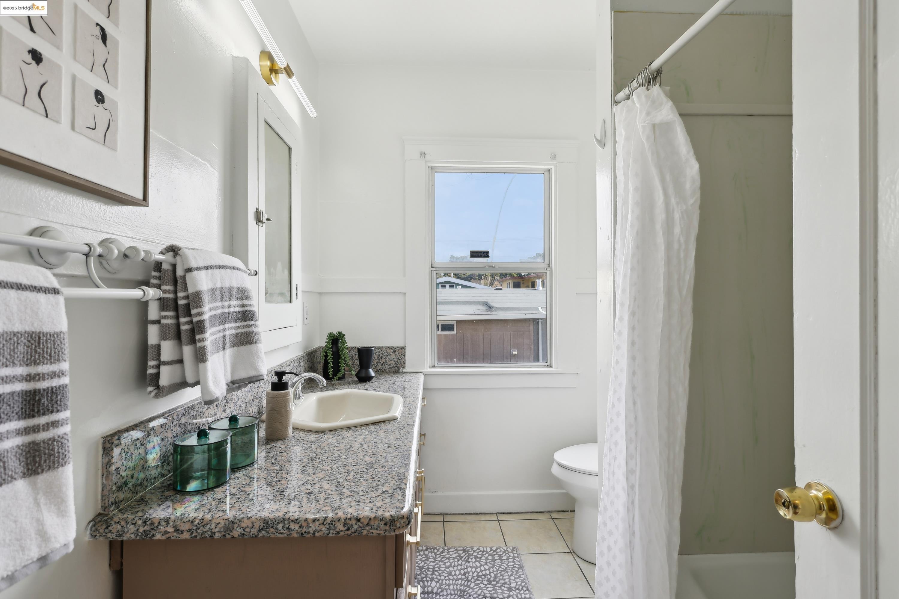 Detail Gallery Image 21 of 58 For 3064 E 15th St, Oakland,  CA 94601 - 5 Beds | 4 Baths