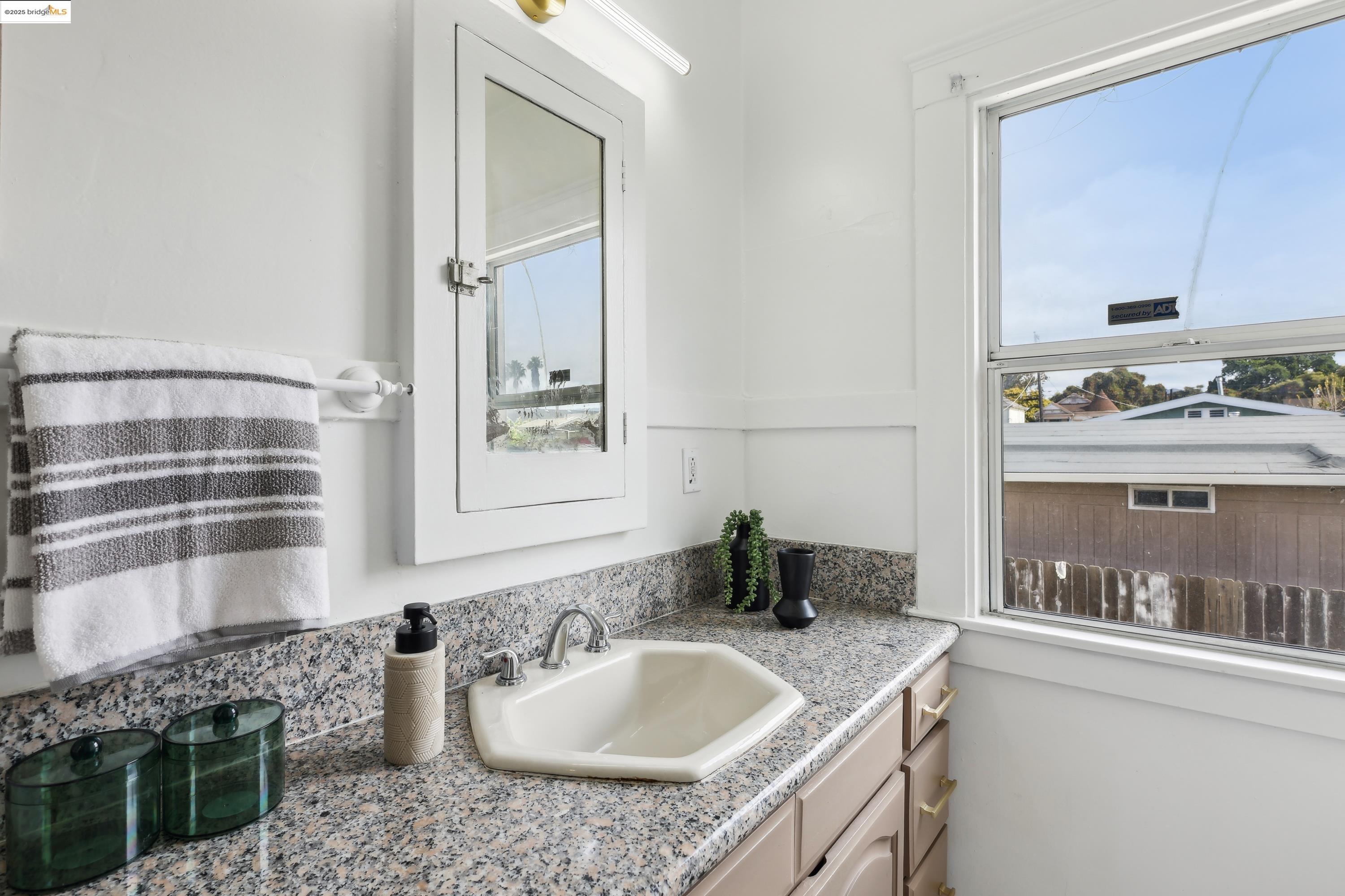 Detail Gallery Image 22 of 58 For 3064 E 15th St, Oakland,  CA 94601 - 5 Beds | 4 Baths