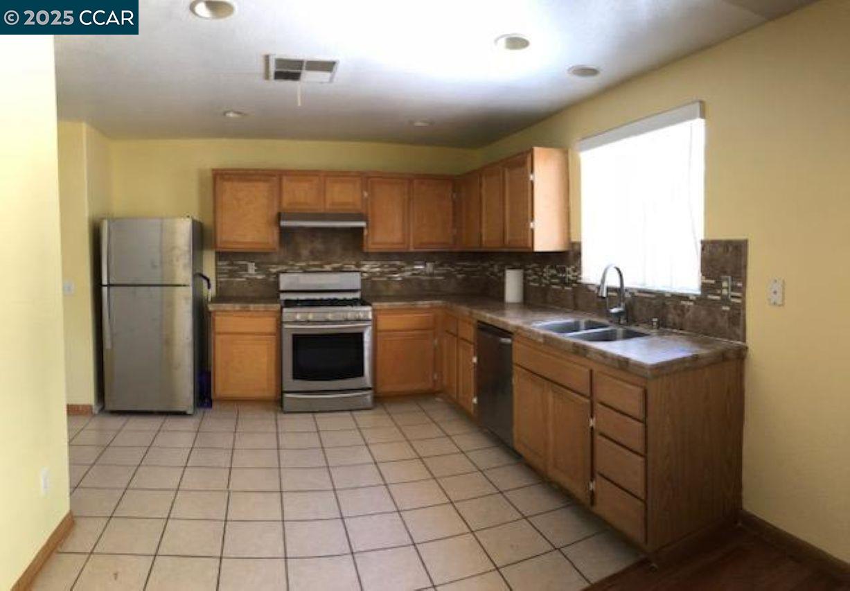 125 Asusena Dr, Palmdale, California 93550, 4 Bedrooms Bedrooms, ,3 BathroomsBathrooms,Residential Lease,For Rent,125 Asusena Dr,41095381