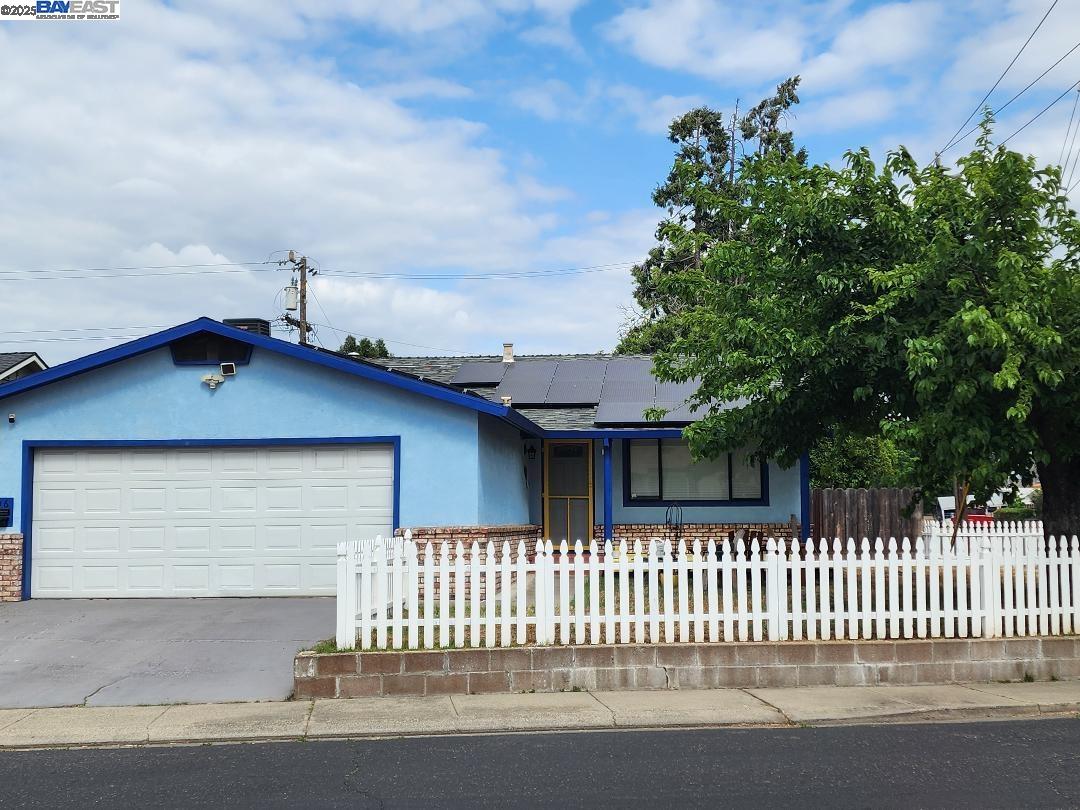 Detail Gallery Image 1 of 11 For 406 Elm, Manteca,  CA 95336 - 3 Beds | 1 Baths