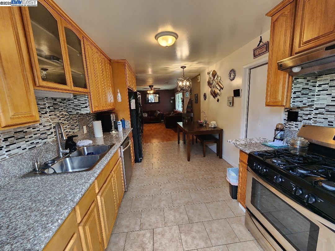 Detail Gallery Image 2 of 11 For 406 Elm, Manteca,  CA 95336 - 3 Beds | 1 Baths