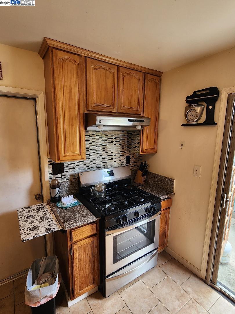 Detail Gallery Image 3 of 11 For 406 Elm, Manteca,  CA 95336 - 3 Beds | 1 Baths